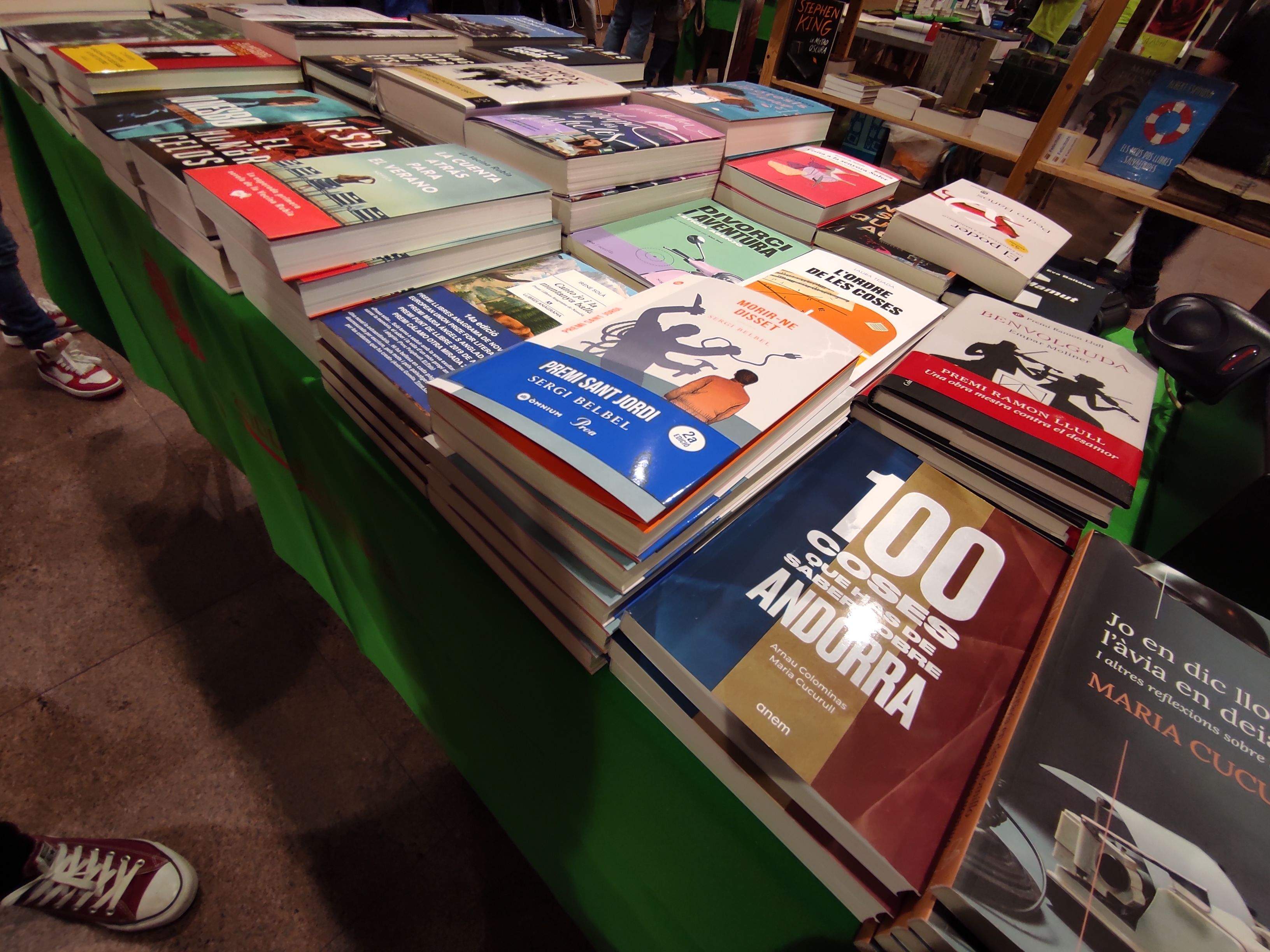 '100 coses que has de saber sobre Andorra' es perfila com el més venut del Sant Jordi.