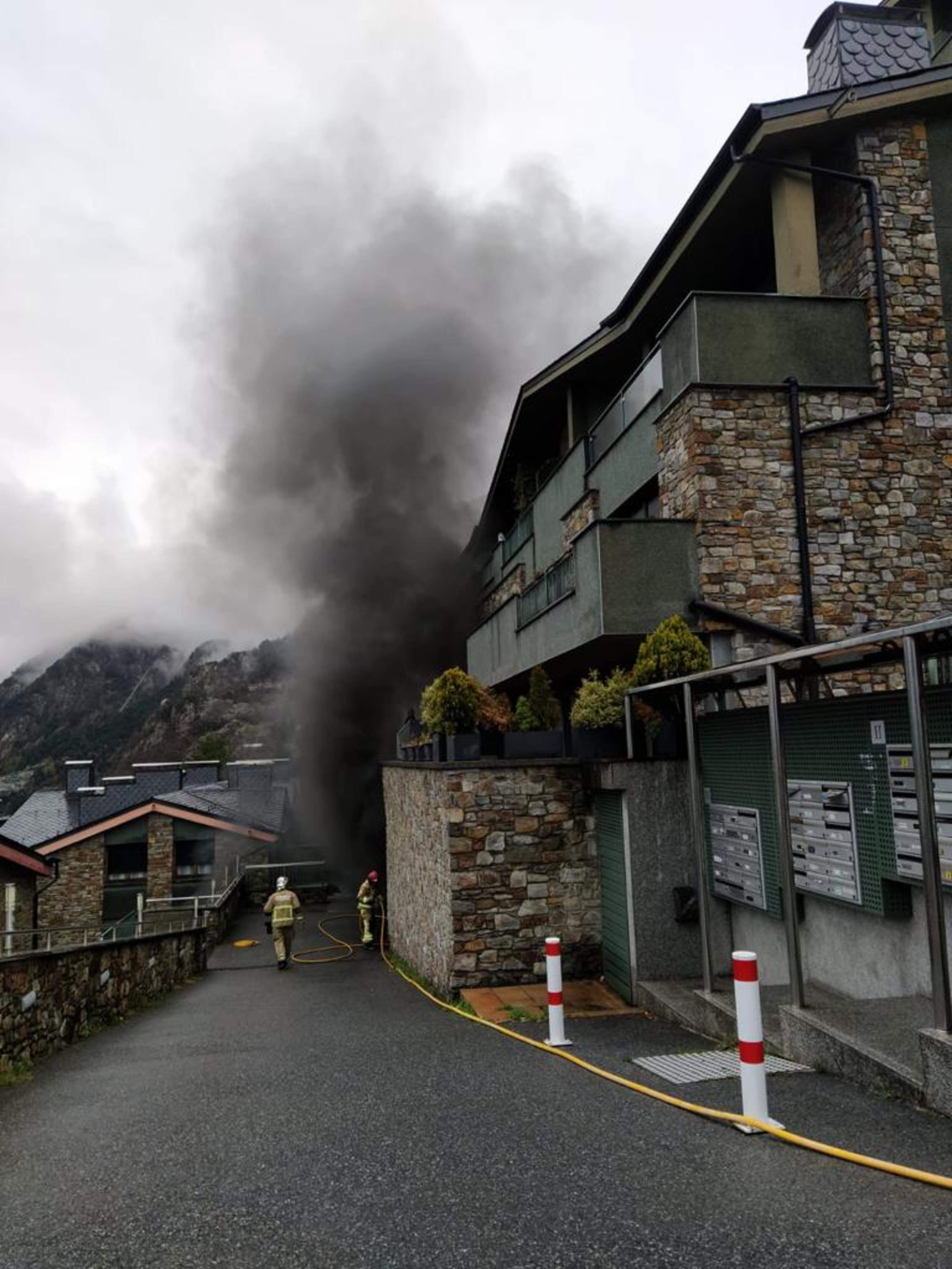 Bombers treballant a l'exterior de la urbanització.