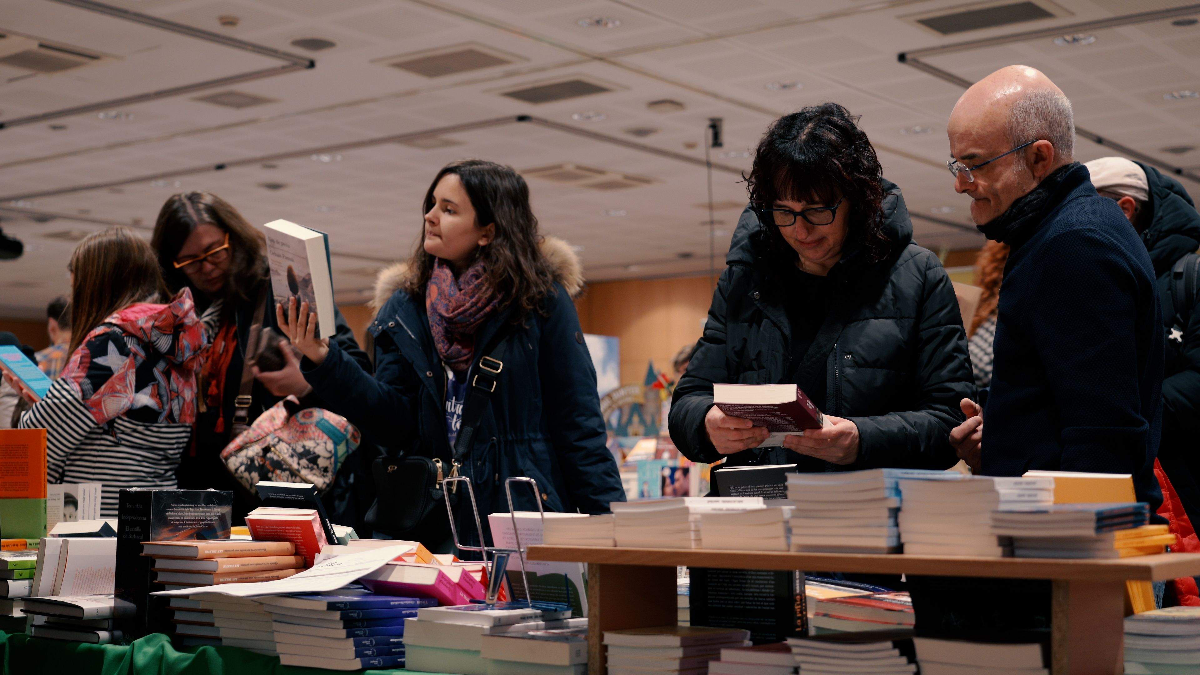 Lectors a la Fira de Sant Jordi d'Andorra La Vella l'any passat, a cobert.