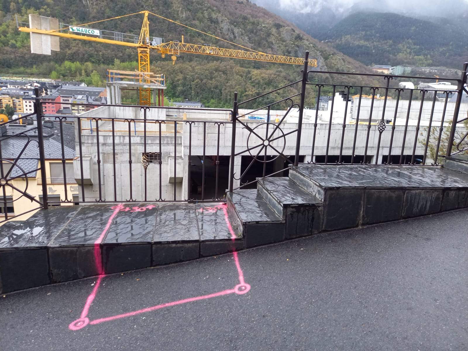 Marques d'on s'ha de situar alguns dels punts de la plataforma d'enllaç entre Roc dels Escolls i el terrat del casino.