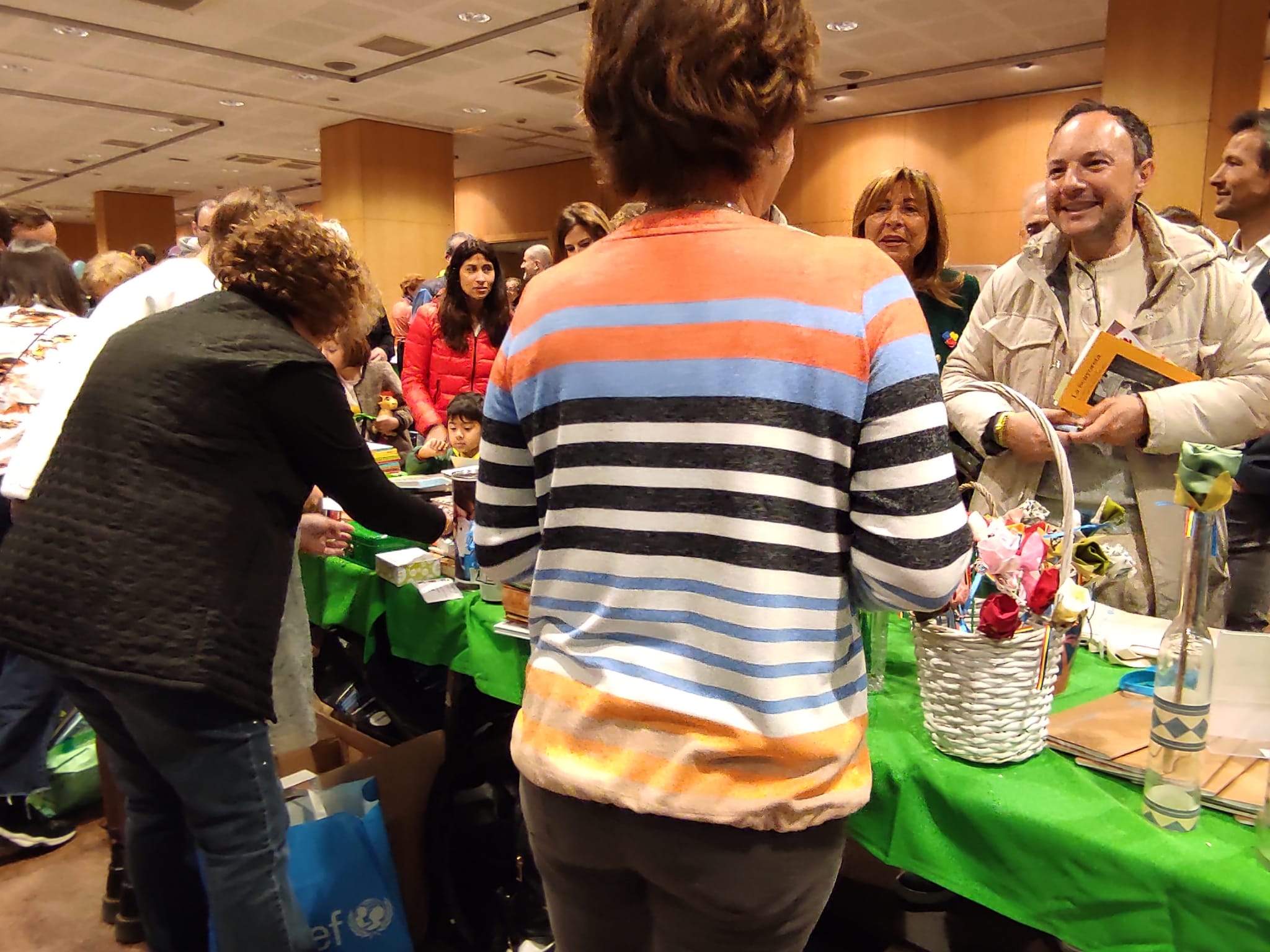 Xavier Espot visitant una de les parades de Sant Jordi acompanyat dels cònsols de la capital.