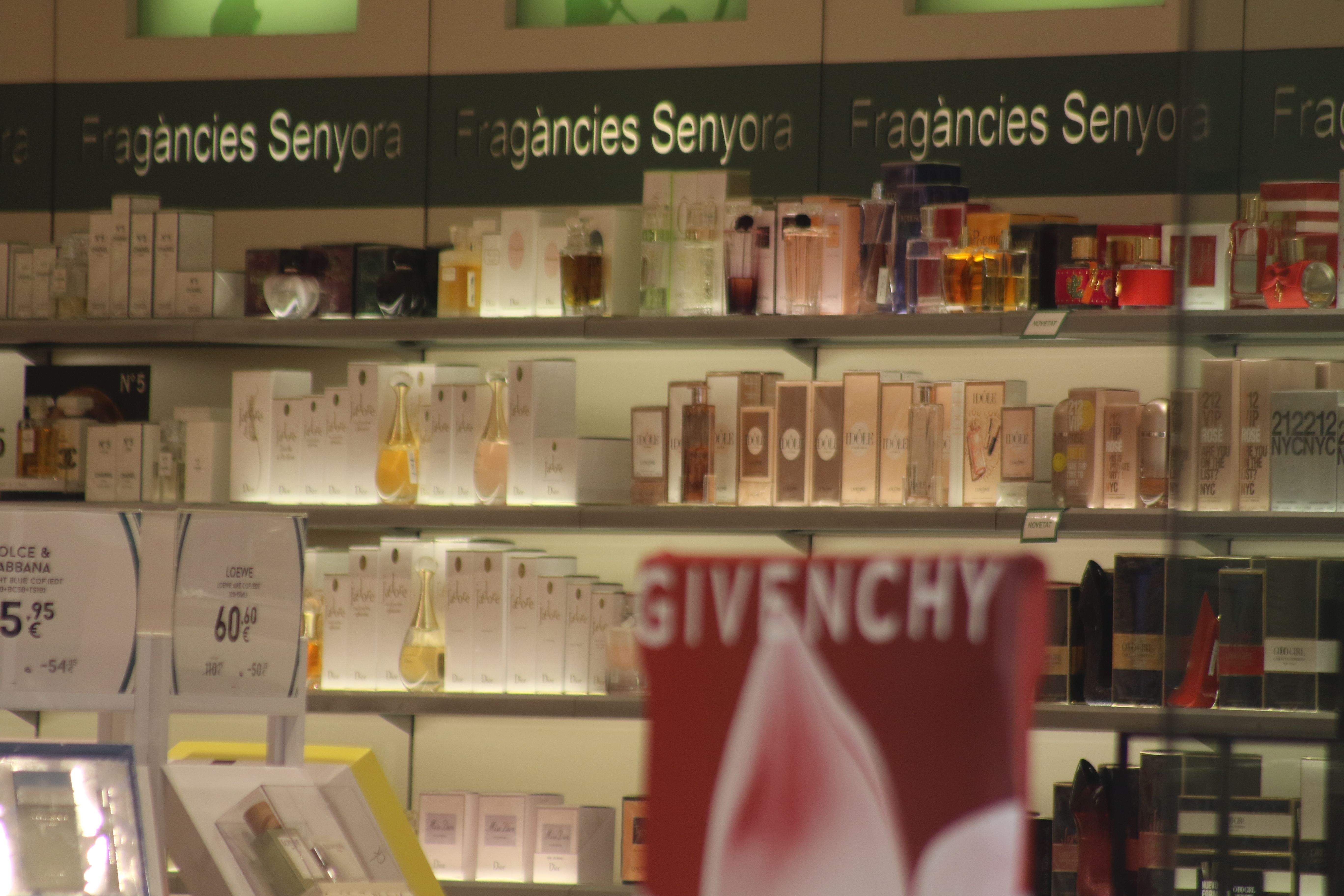 Prestatges d'una perfumeria. Prestatges d'una perfumeria.