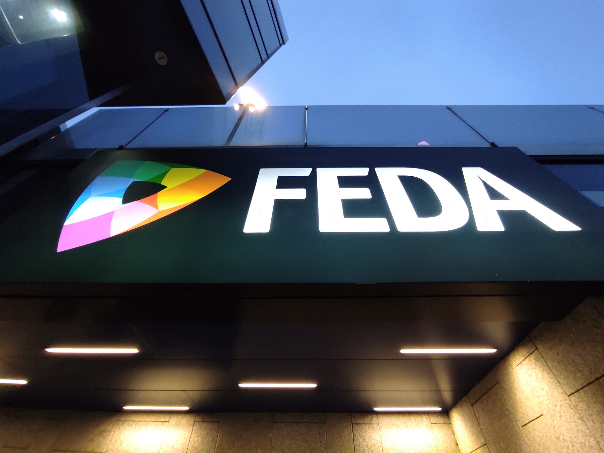 Un rètol de FEDA a la seva seu de la plaça Lídia Armengol.