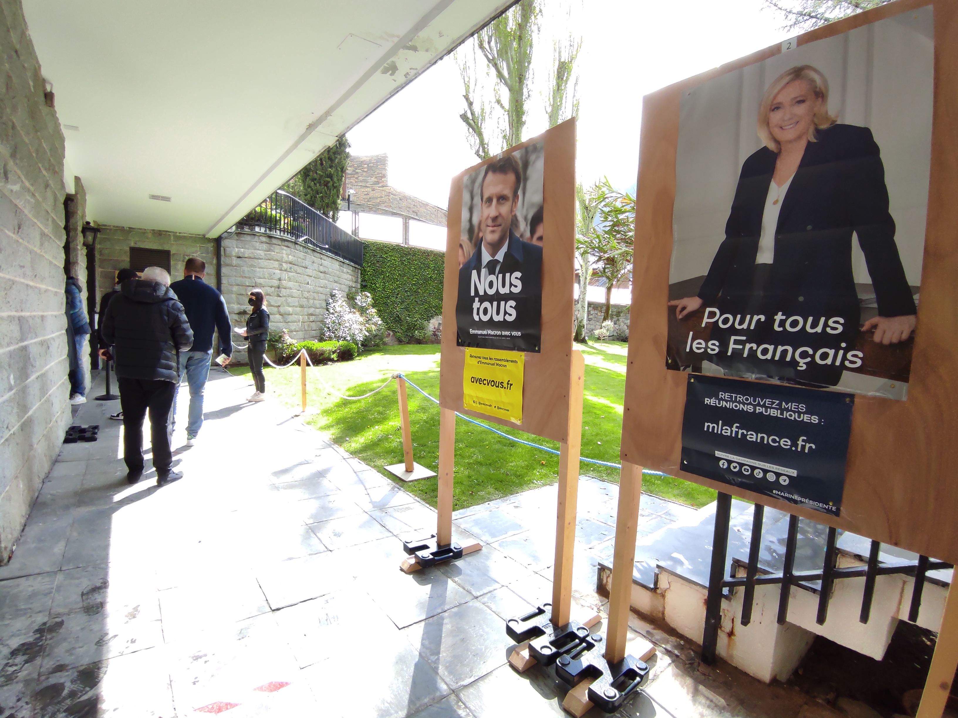 Esperant per votar a l'ambaixada.