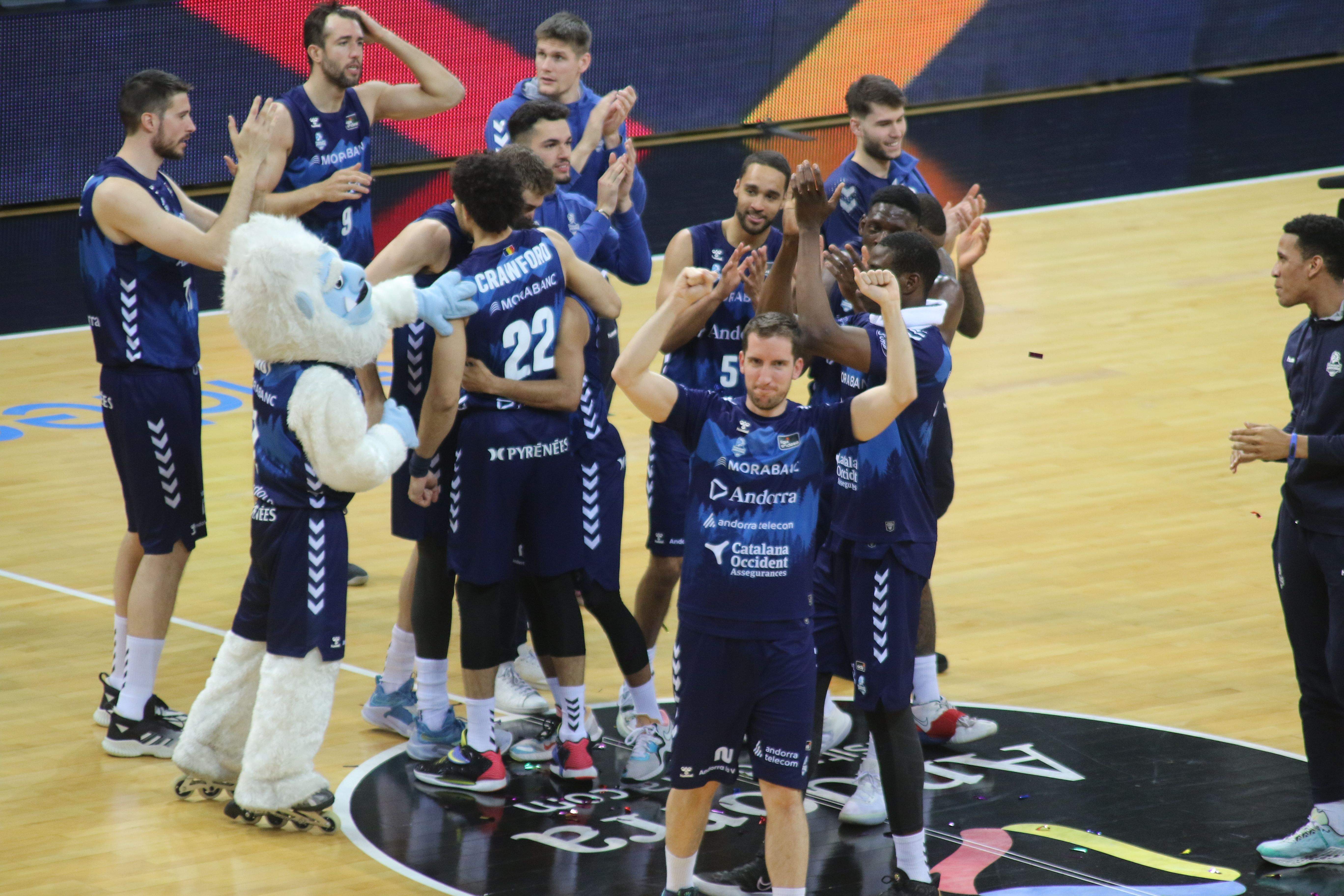 Els jugadors celebrant el triomf al final dels 45 minuts.