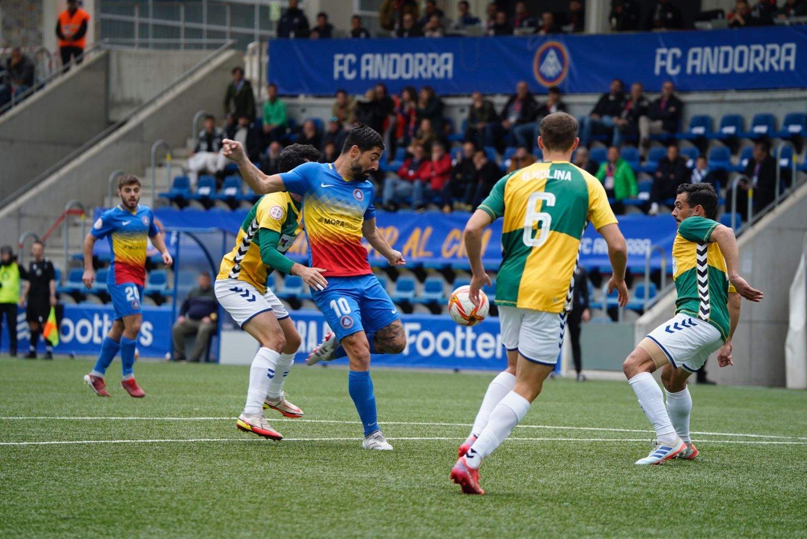 Carlos Martinez prova un xut.