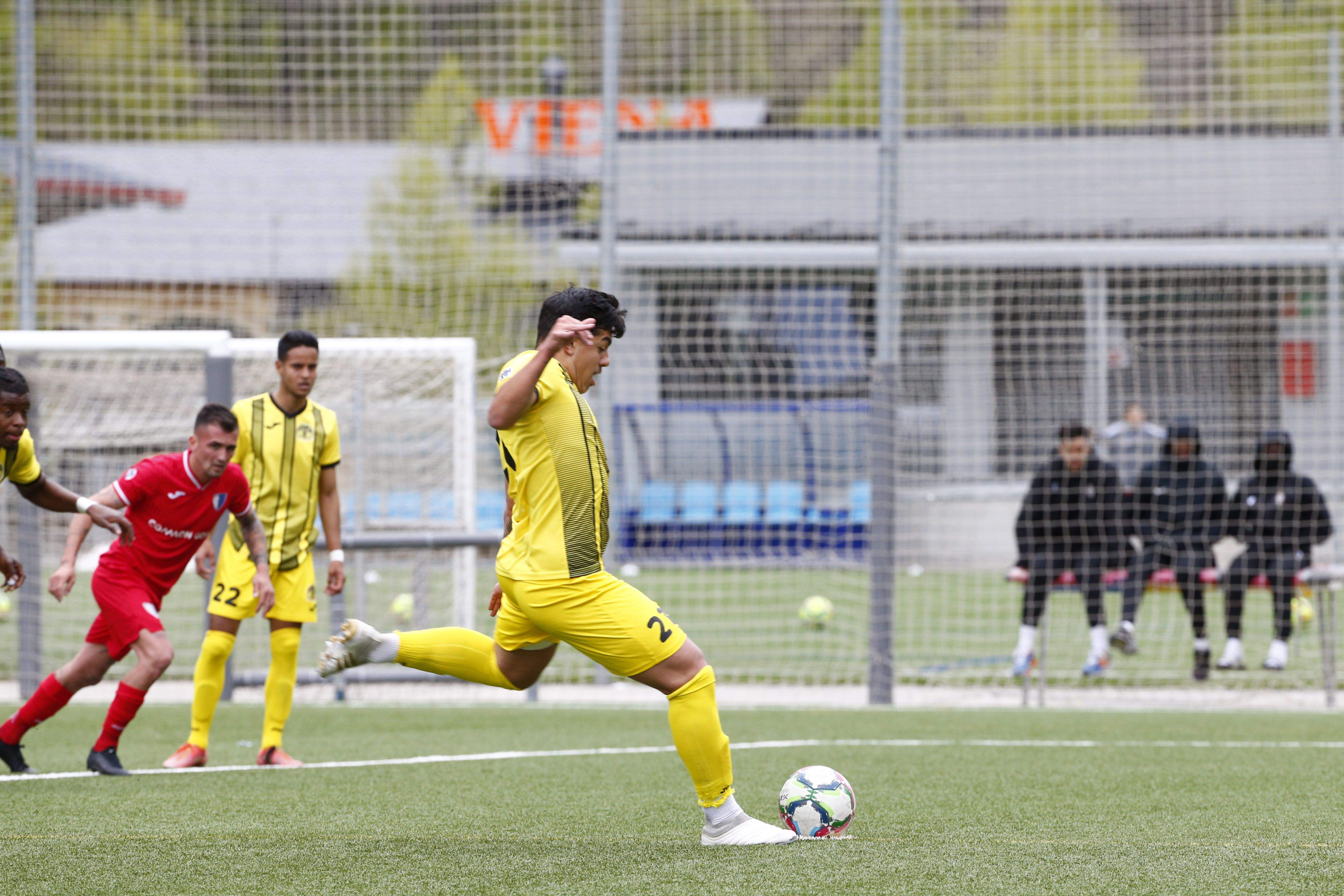 Gavim xuta el penal que ha donat la victòria a la UE Santa Coloma.