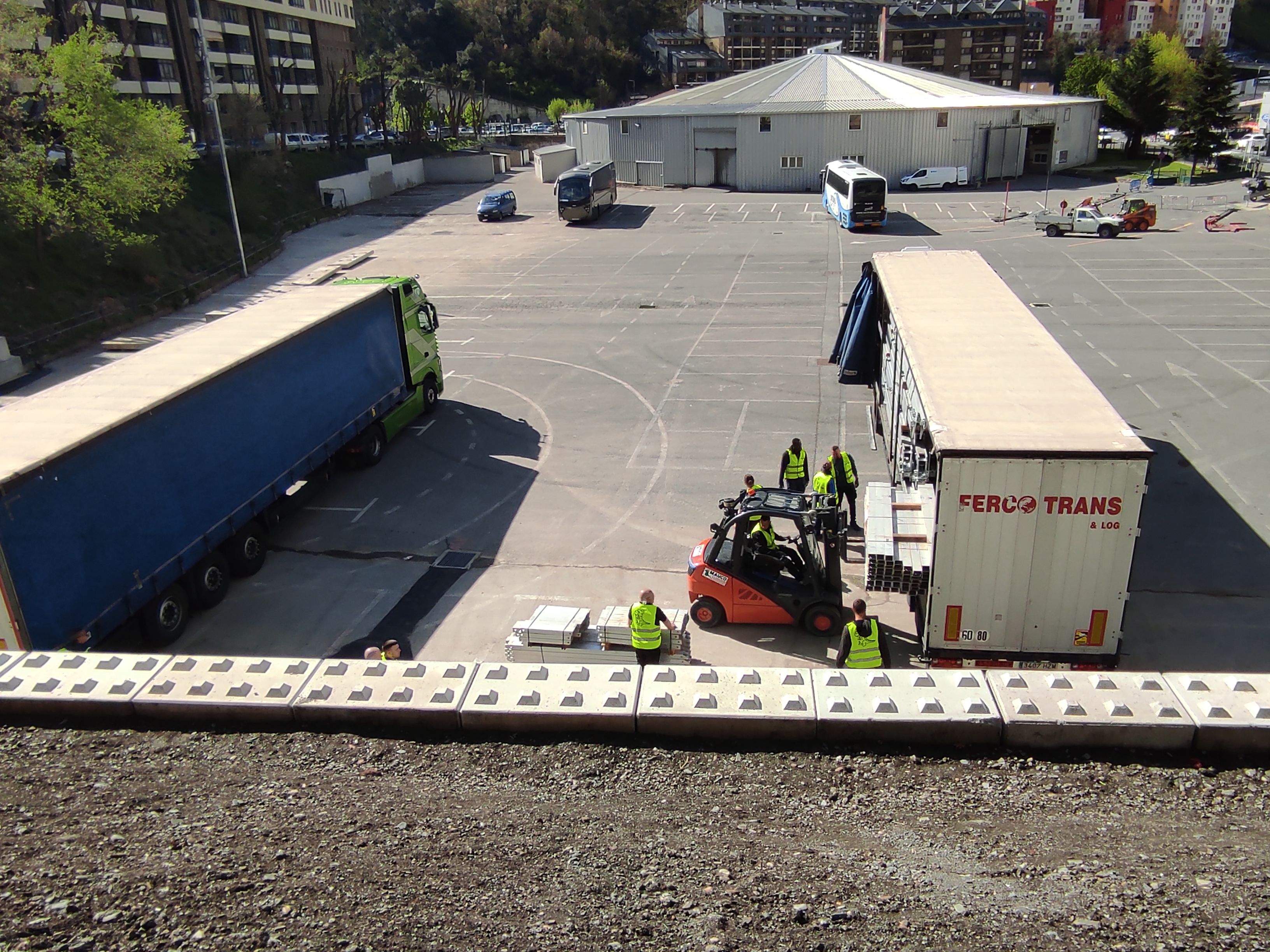 Vehicles amb el material.