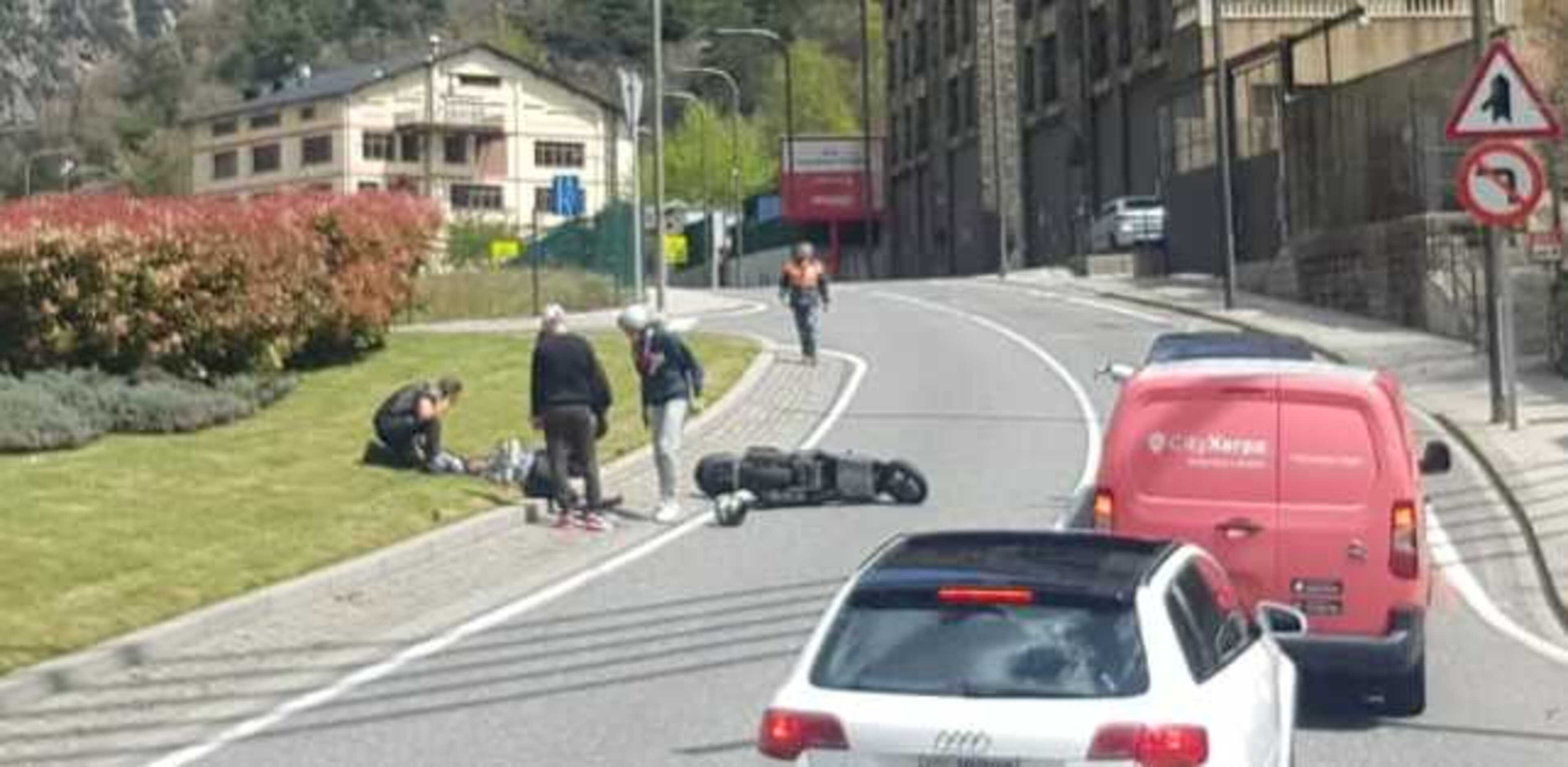 La víctima, estesa a terra, essent atesa per altres conductors.