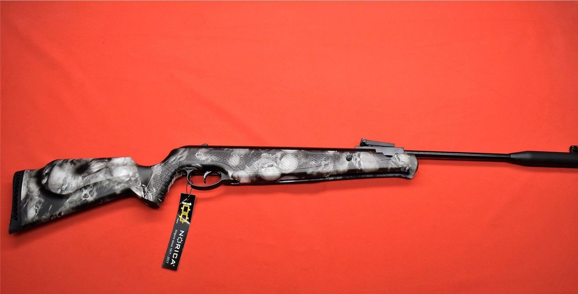 L'home portava a sobre un rifle d'aire comprimit.