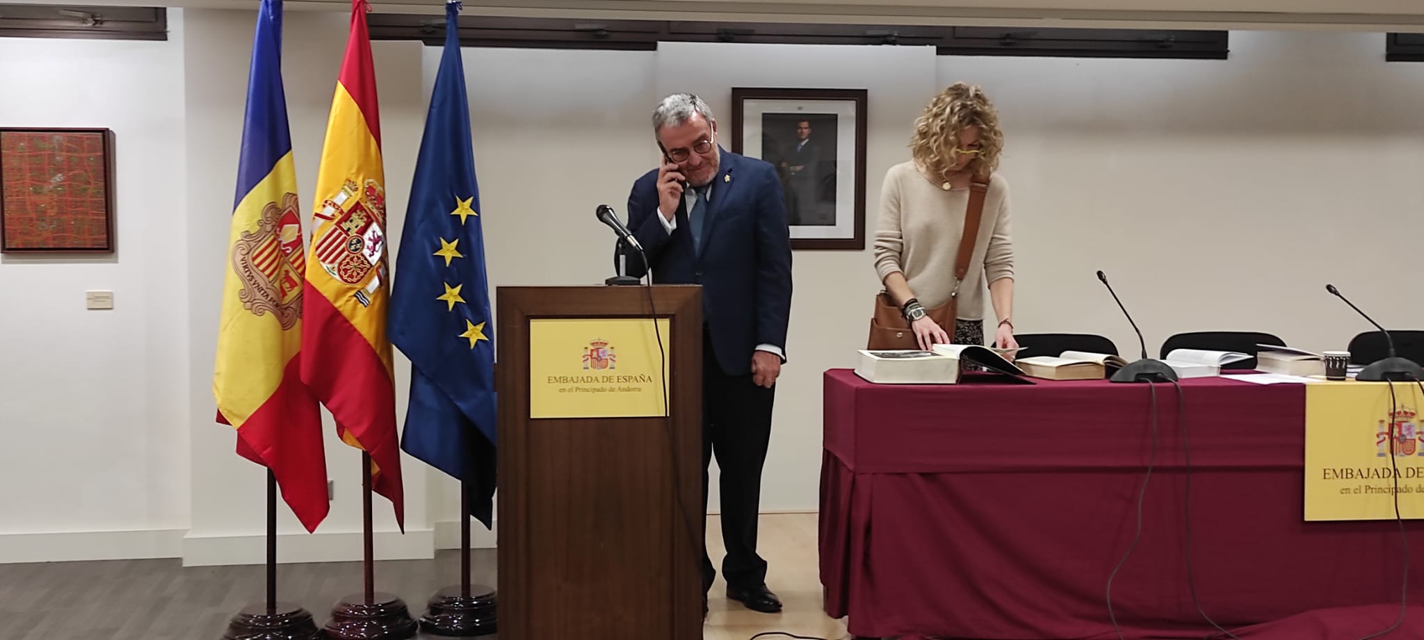 Àngel Rosa conversant per telèfon just abans d'iniciar-se un acte aquest matí a l'ambaixada.