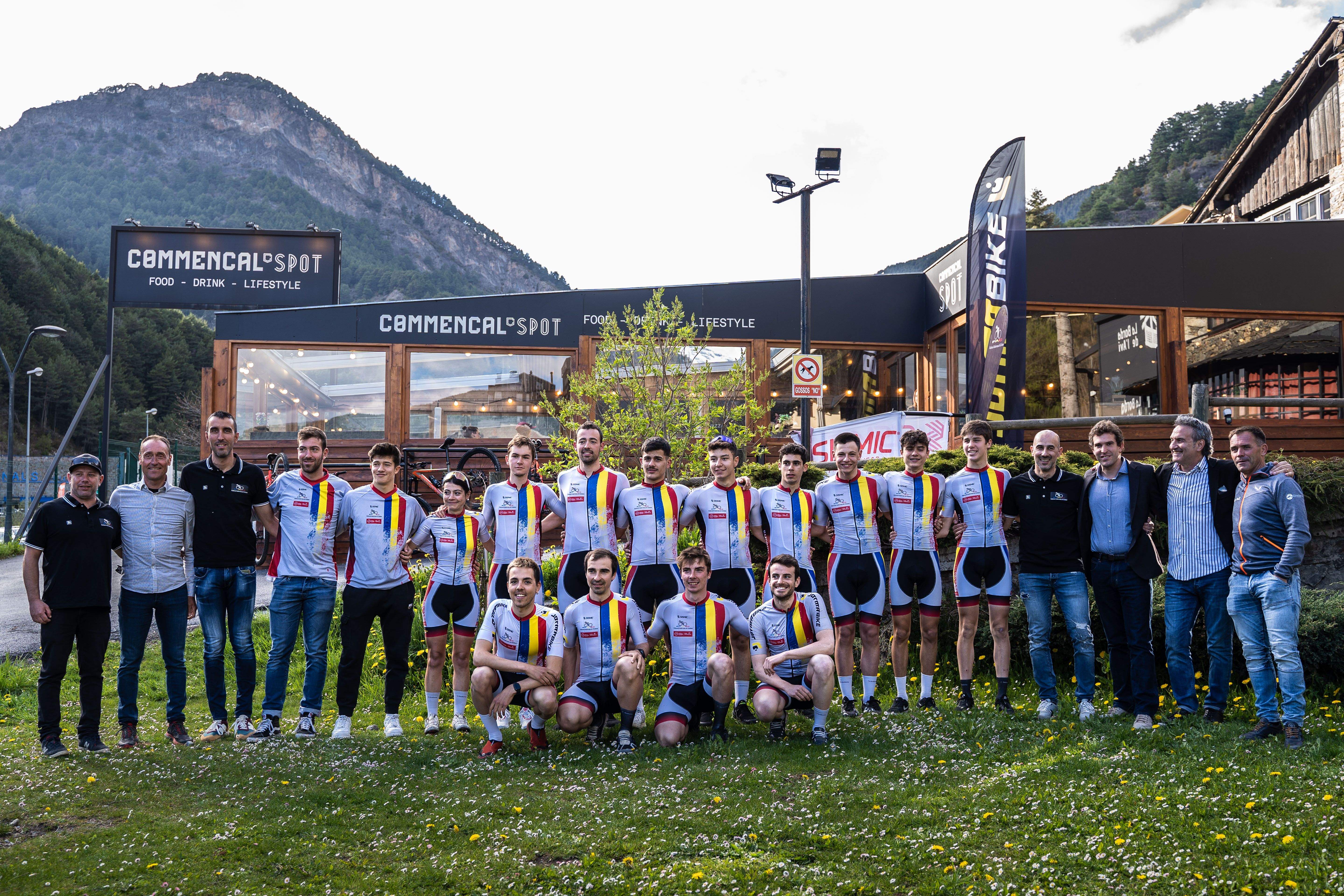 Els integrants de l'equip amb responsables tècnics i polítics.