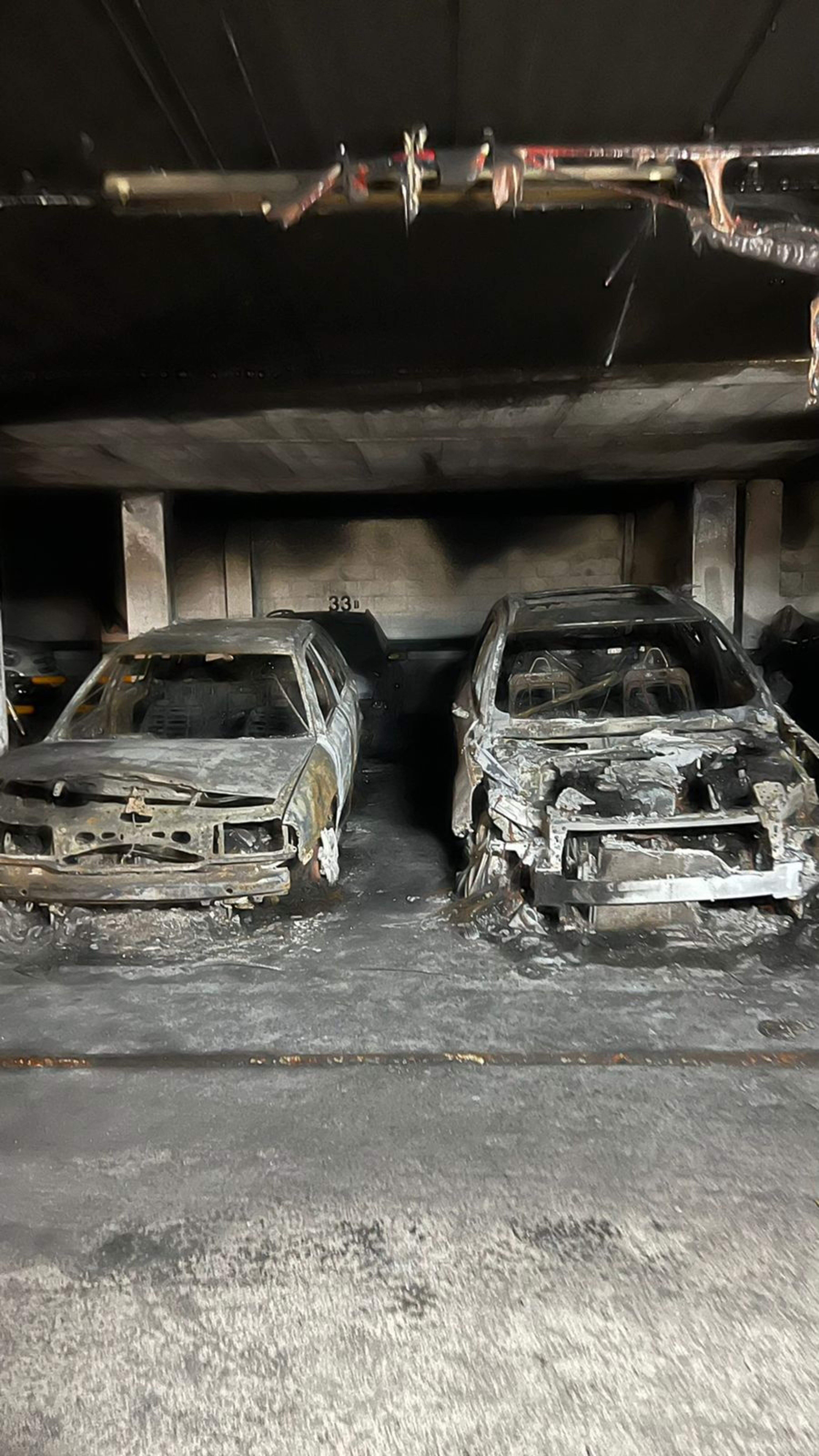 Dos dels vehicles calcinats en el sinistre a l'aparcament d'un edifici a la urbanització Mirador Park d'Escaldes.