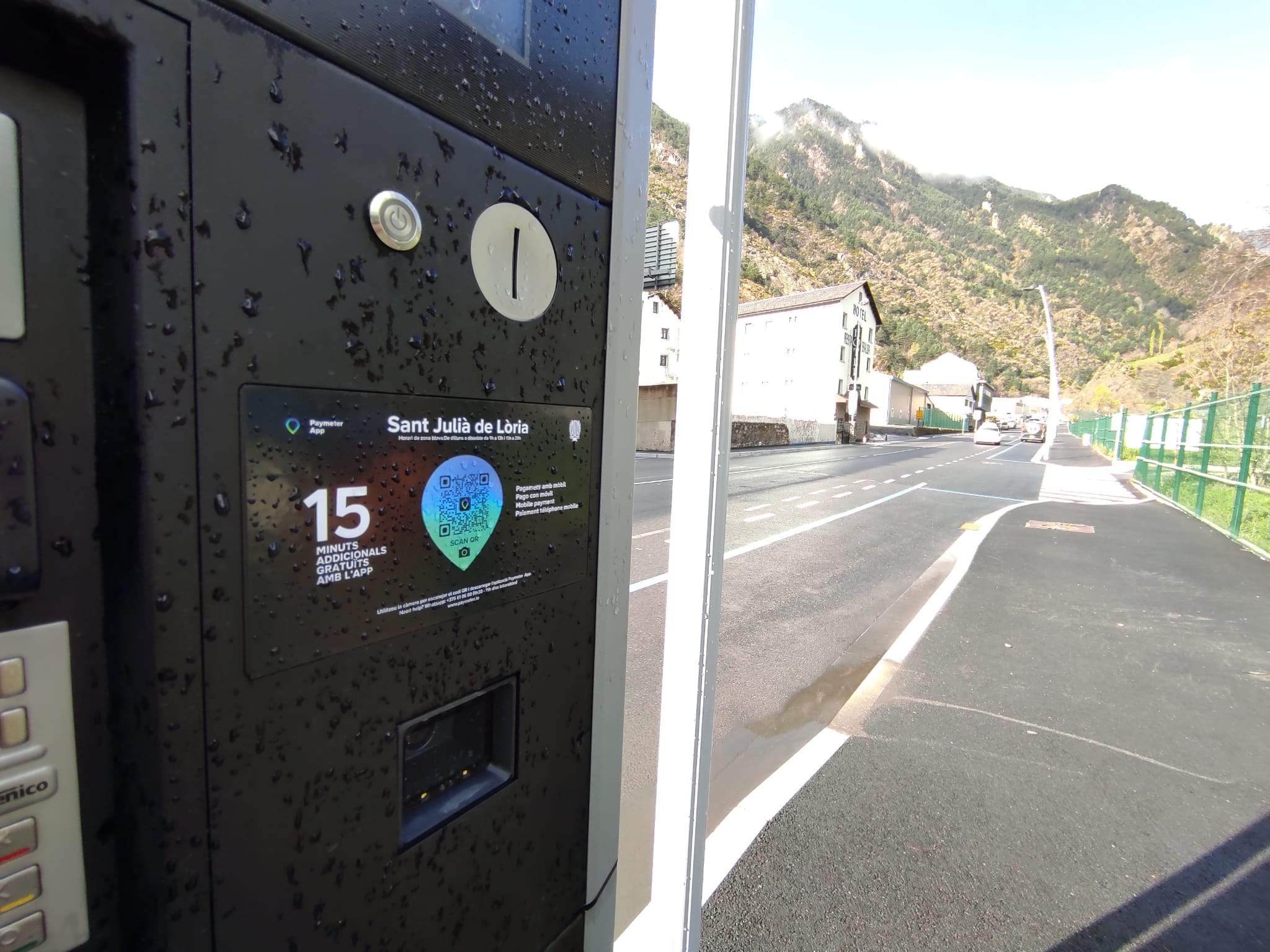 Un dels parquímetres en la zona blava, aquest cas a la carretera d'Aixovall.