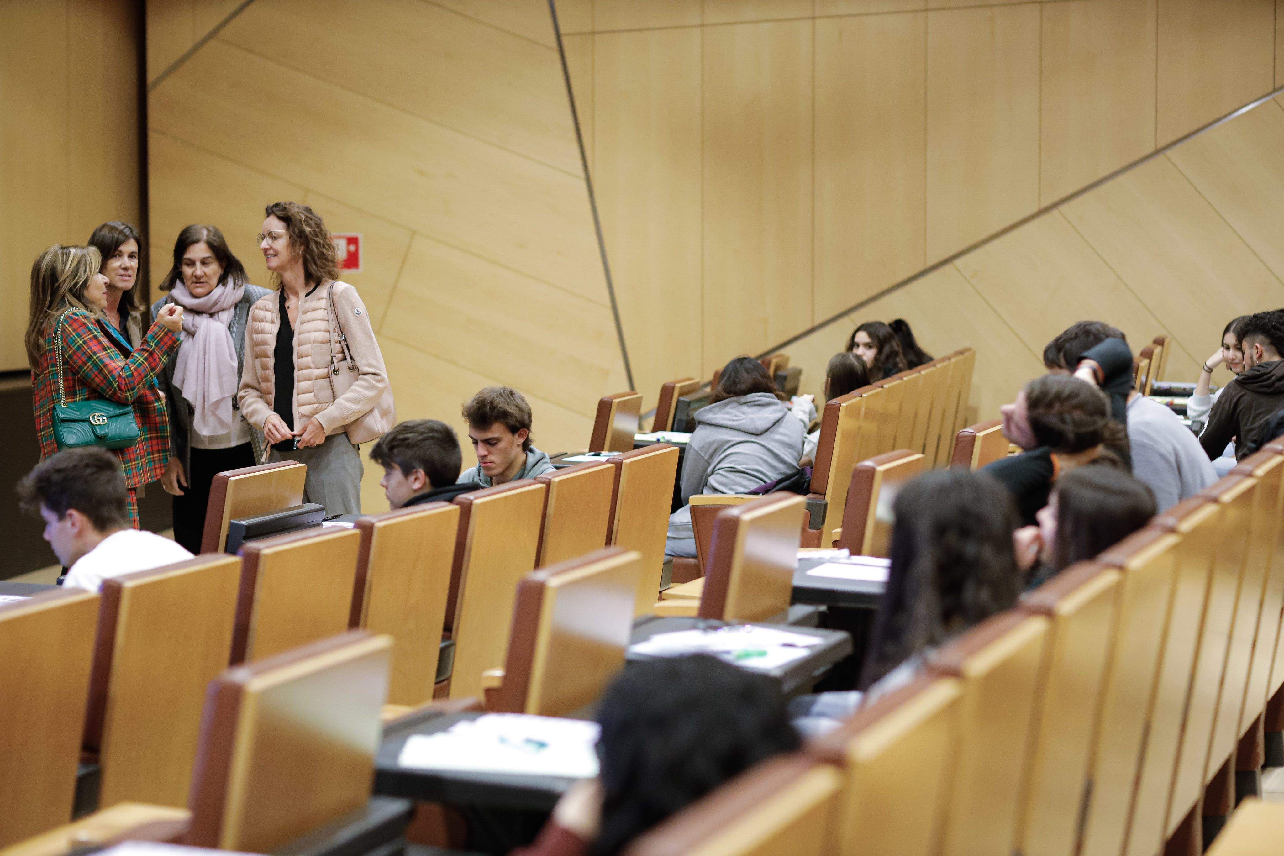 Alumnes ja asseguts preparats per fer l'exàmen i rebent els ànims de Marsol i Vilarrubla.