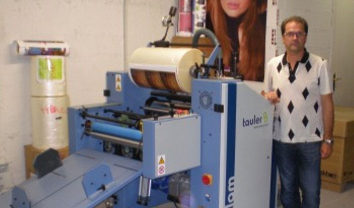 Gerard Solano junt a la màquina laminadora. Gerard Solano junt a la màquina laminadora.