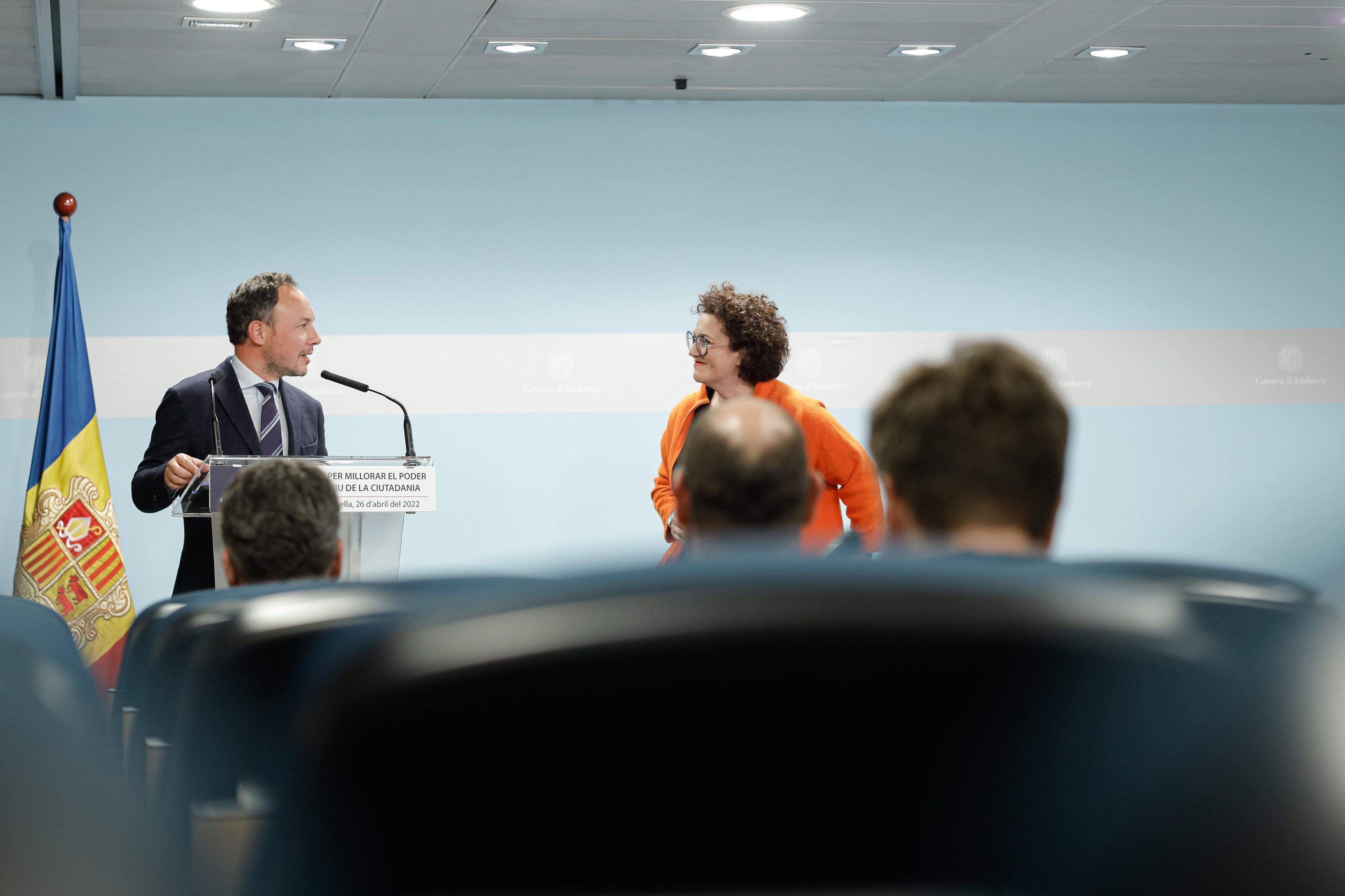 Espot i Pallarés, durant la presentació del paquet de mesures. Espot i Pallarés, durant la presentació del paquet de mesures.