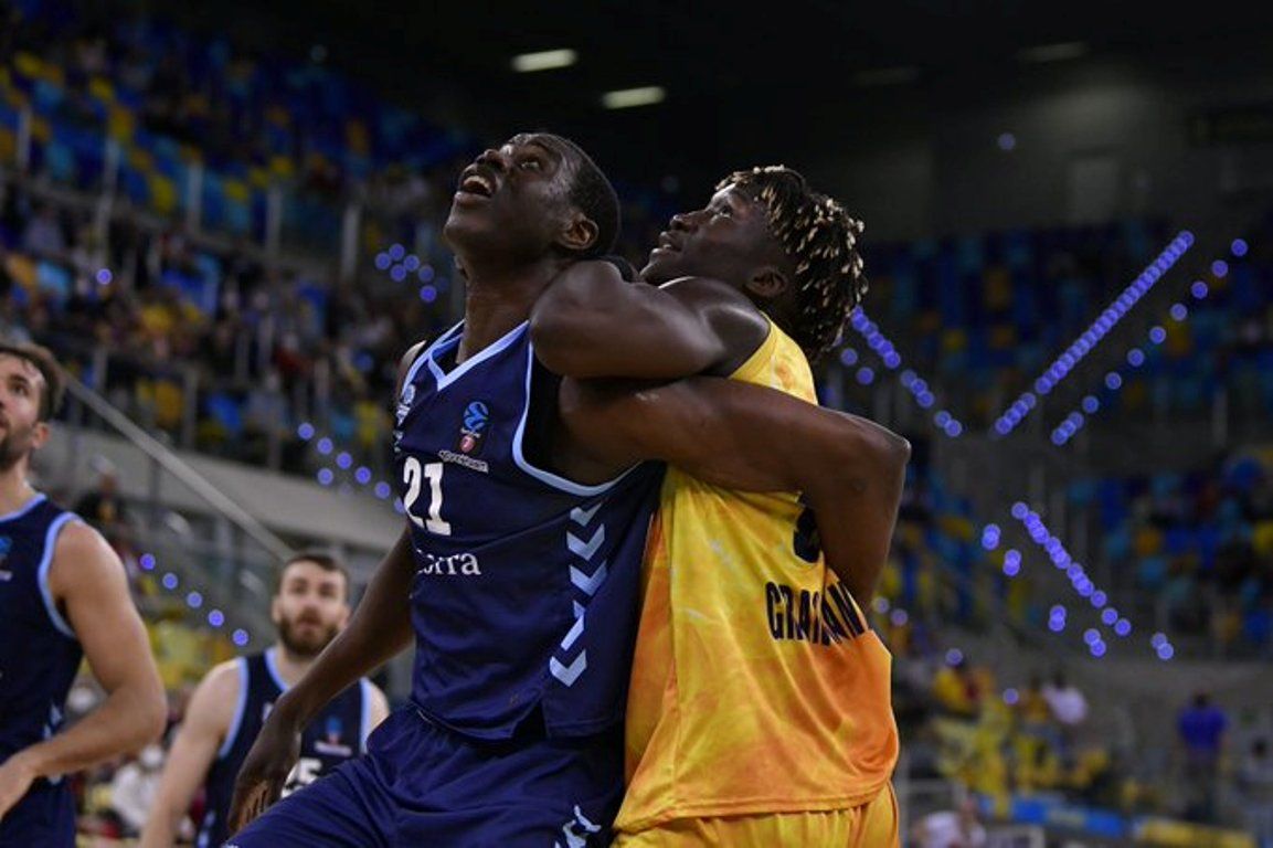 Diagne i Khalifa Diop lluiten per un rebot en el partit d'aquest dimarts.