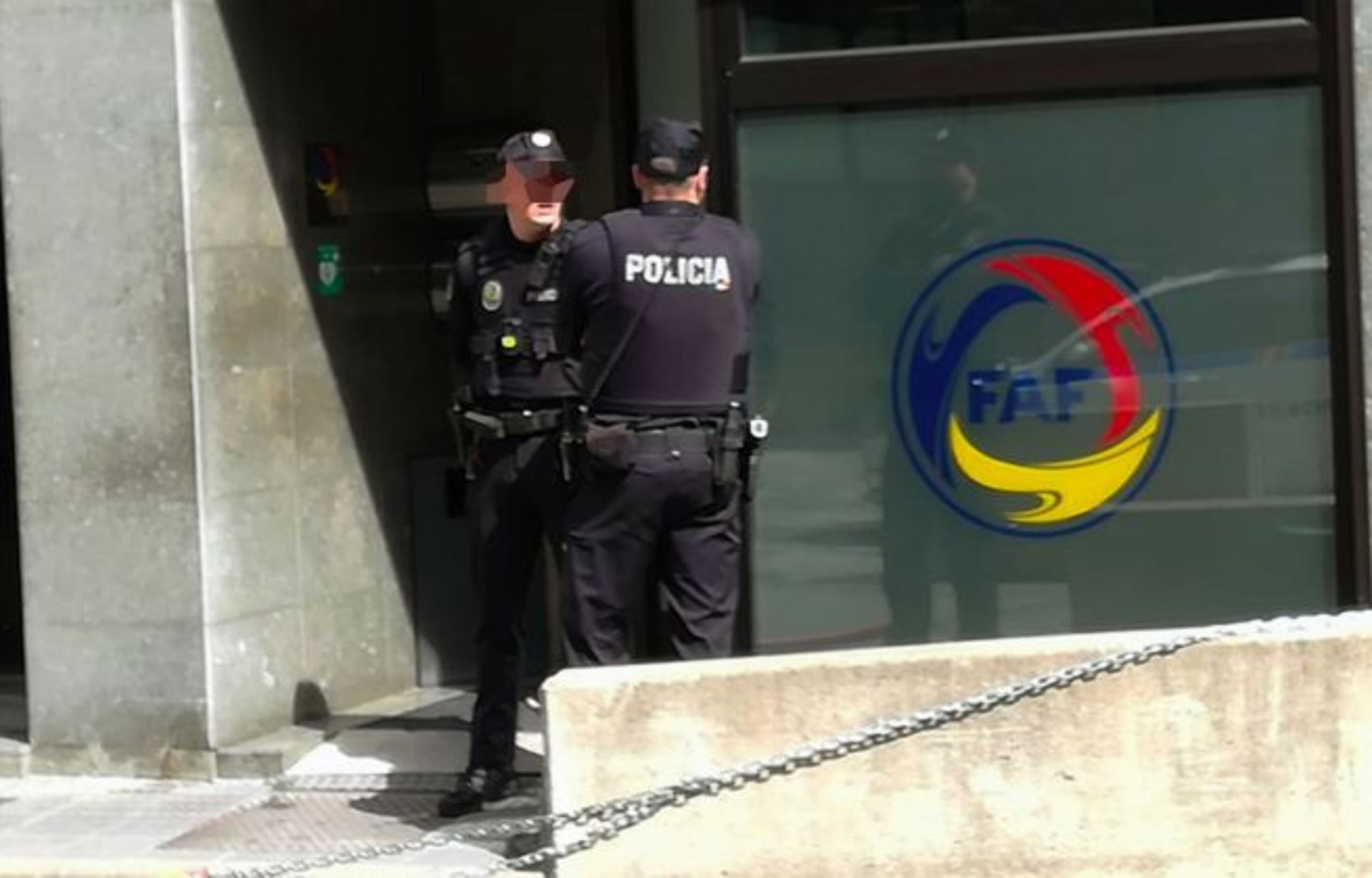 Policies davant les instal·lacions de la FAF quan va esclatar el cas.