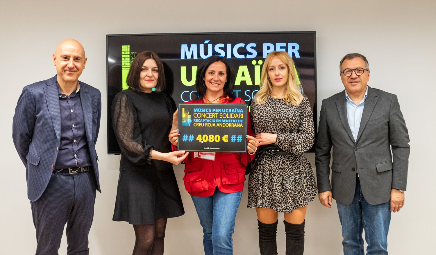 Moment d'entrega del xec a Escaldes.