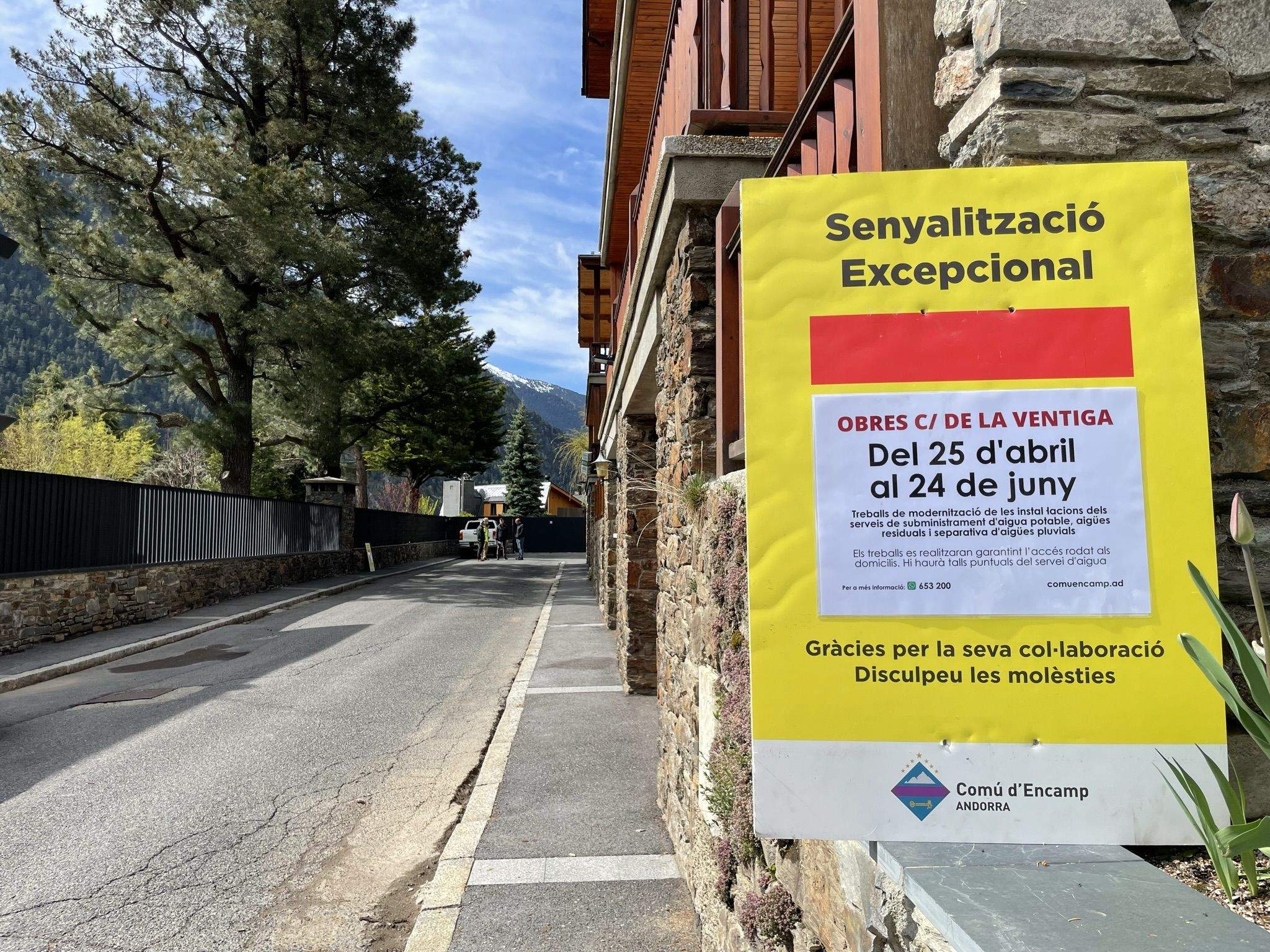 Senyalització de les obres al carrer de la Ventiga d'Encamp.