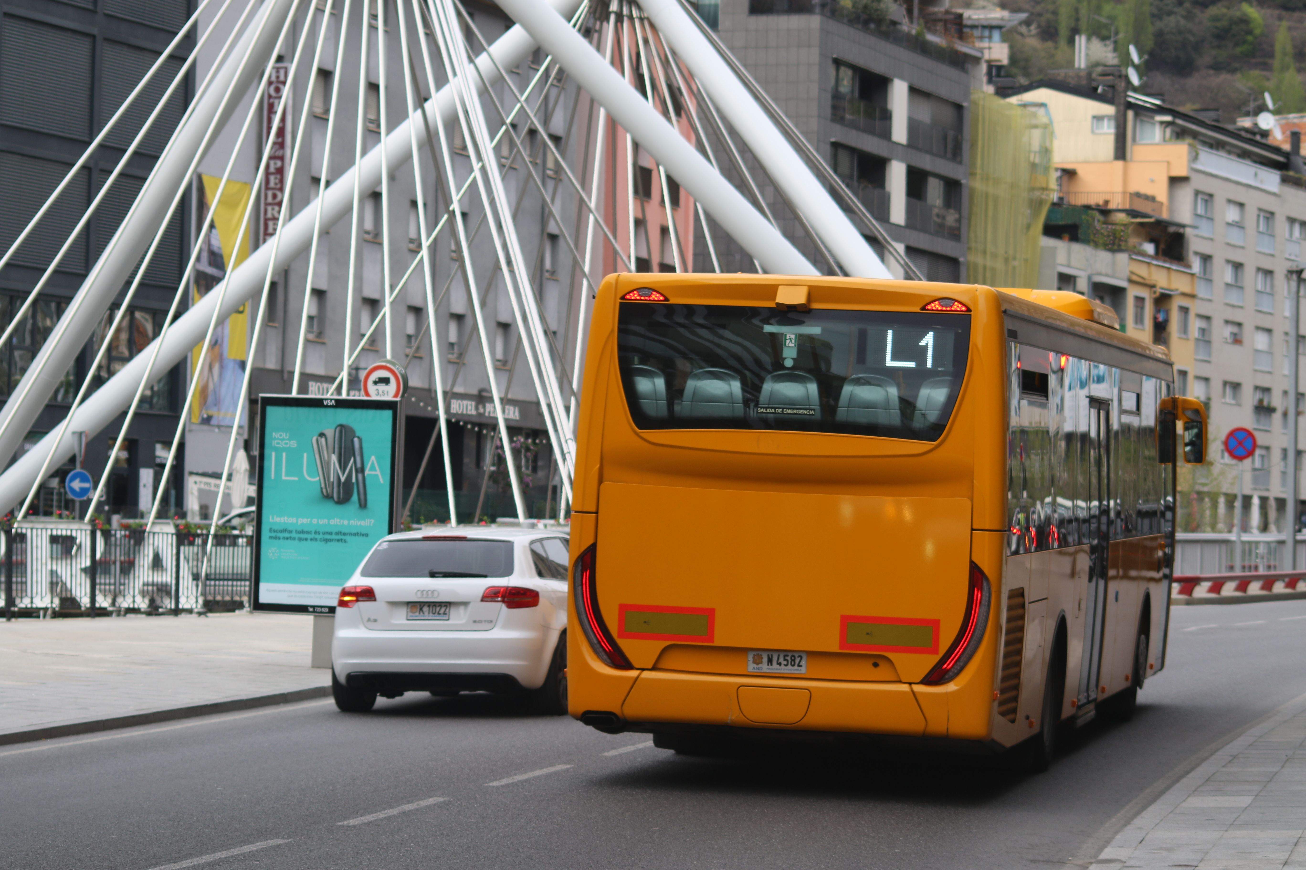 Un bus de la L1 aquesta tarda a l'altura del pont de París. Un bus de la L1 aquesta tarda a l'altura del pont de París.