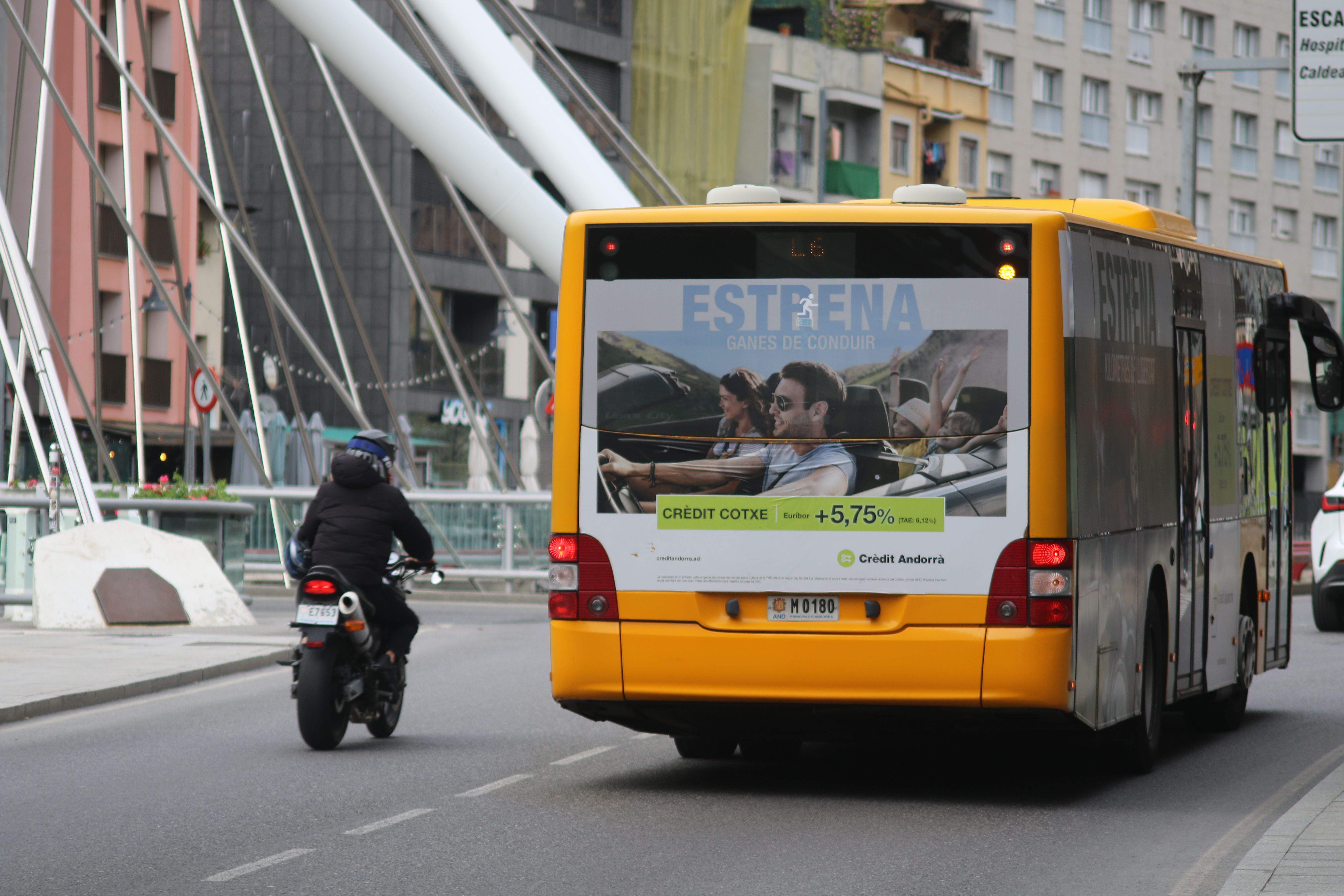 Un bus circulant pel centre de la capital.