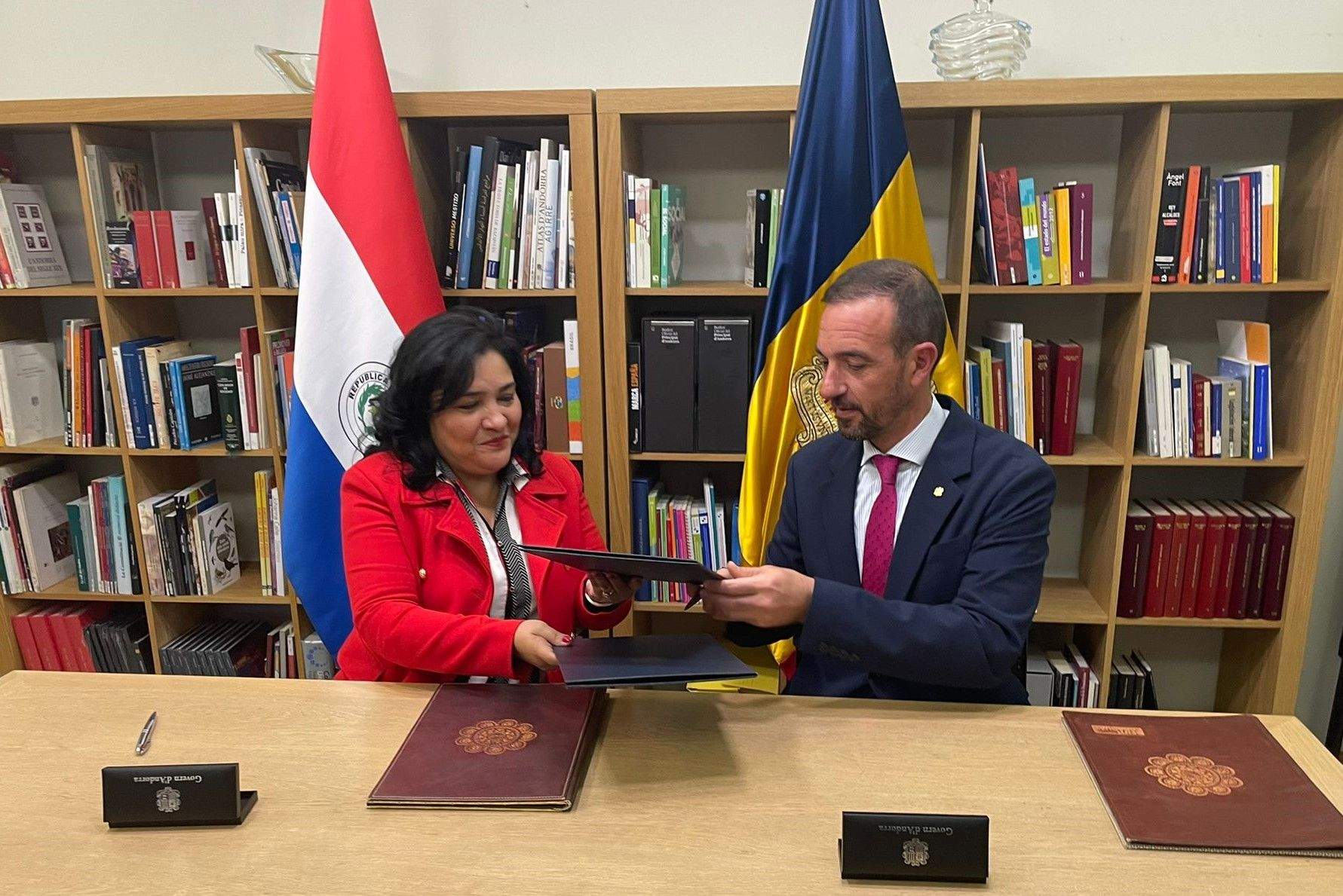 El ministre de Turisme, Jordi Torres, i la ministra Secretària Executiva de Turisme del Paraguai, Sofia Montiel de Afara.