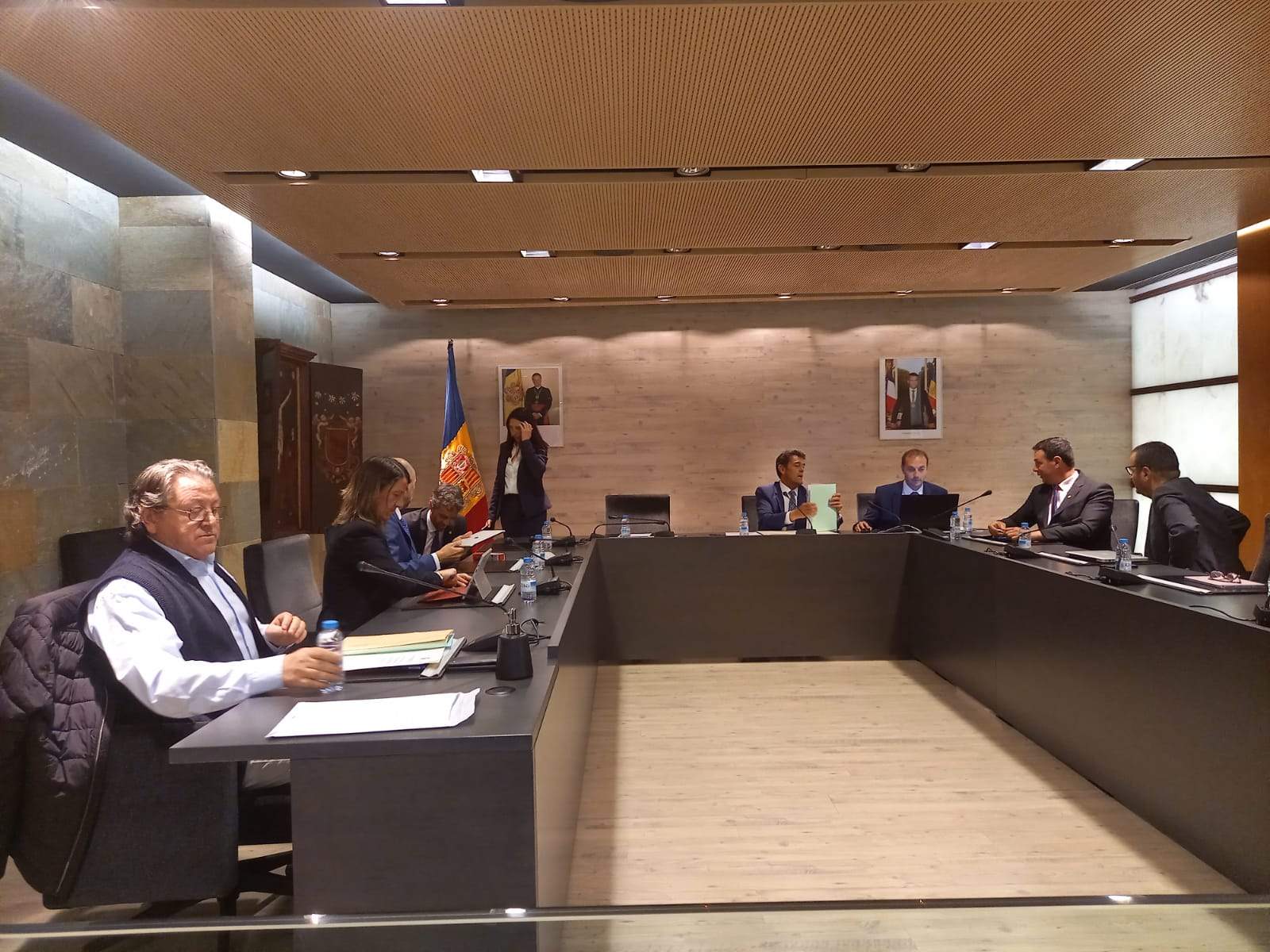 Dolsa, a la dreta, recull els papers després del comú.