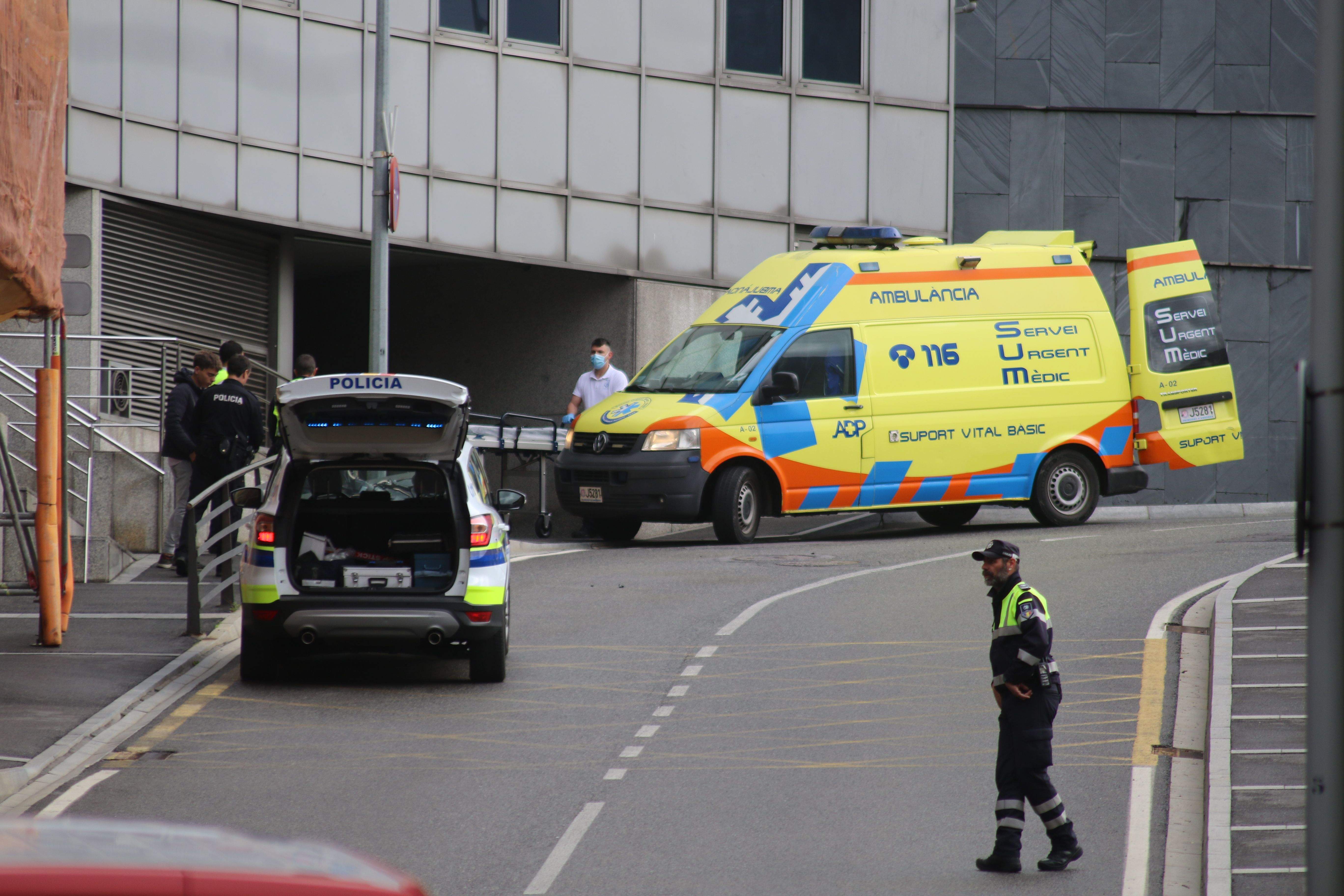 Policies, sanitaris i agent de circulació en l'incident del carrer Ciutat de Sabadell d'Escaldes.
