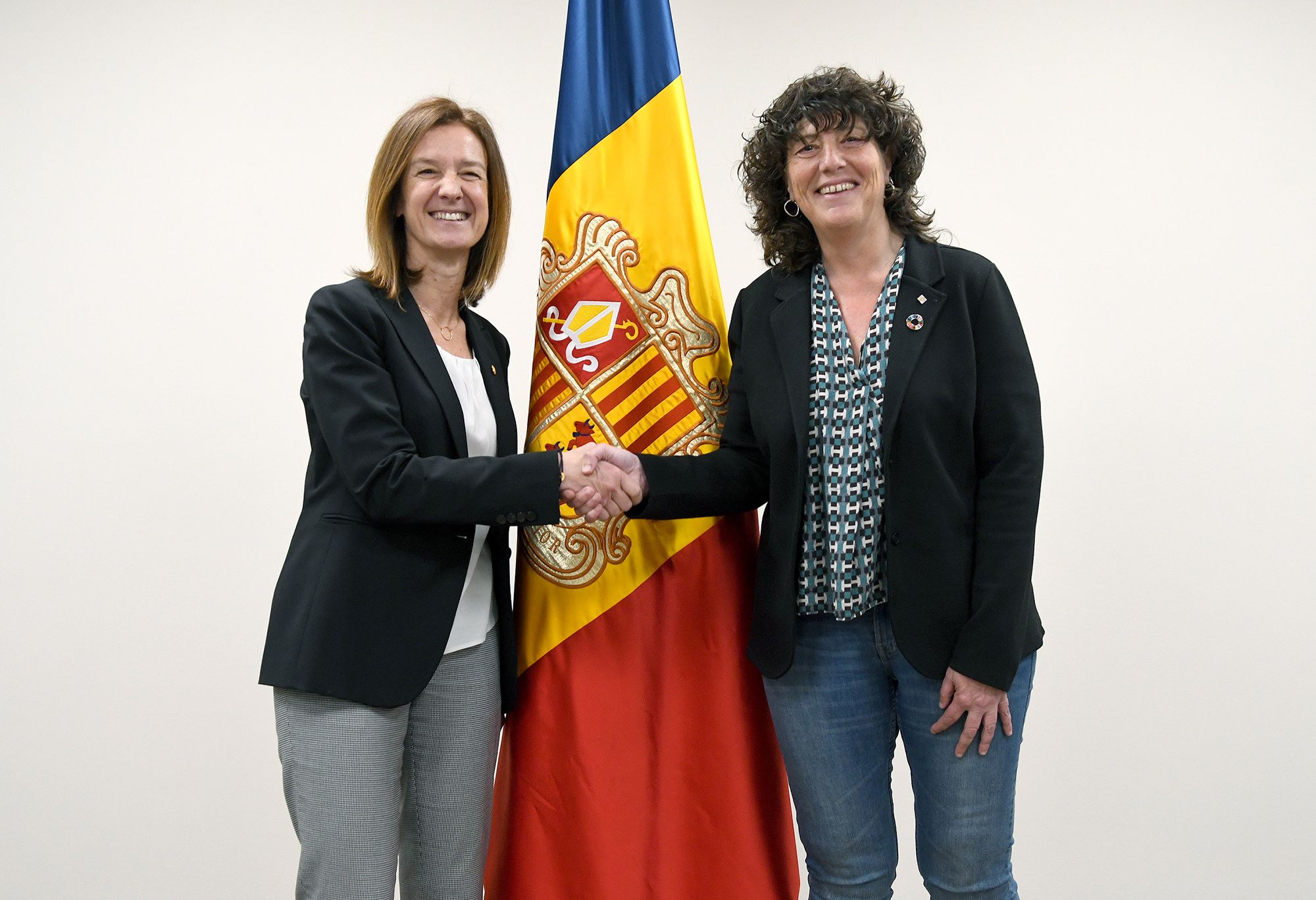 Sílvia Calvó amb la consellera catalana, Teresa Jordà.