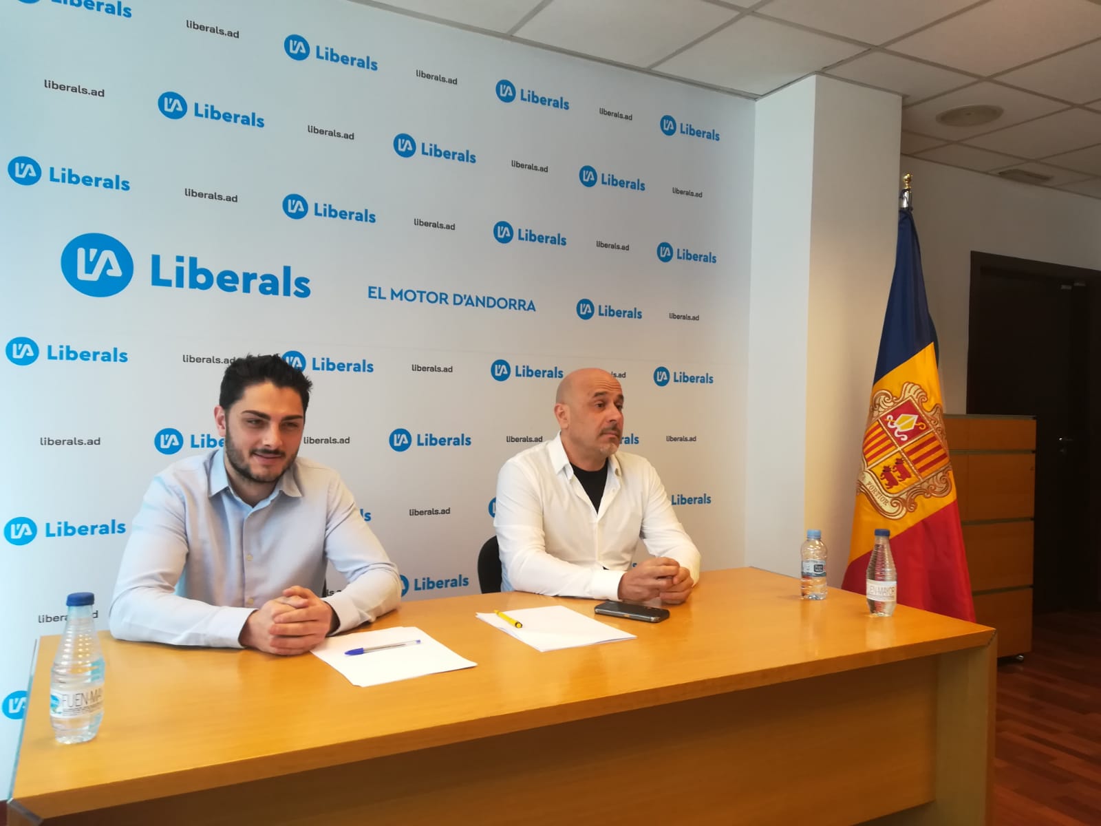 Benjamí Tutrice i Higini Martínez-Illescas en la roda de premsa que ha servit pes estrenar el nou local de Liberals a Escaldes.