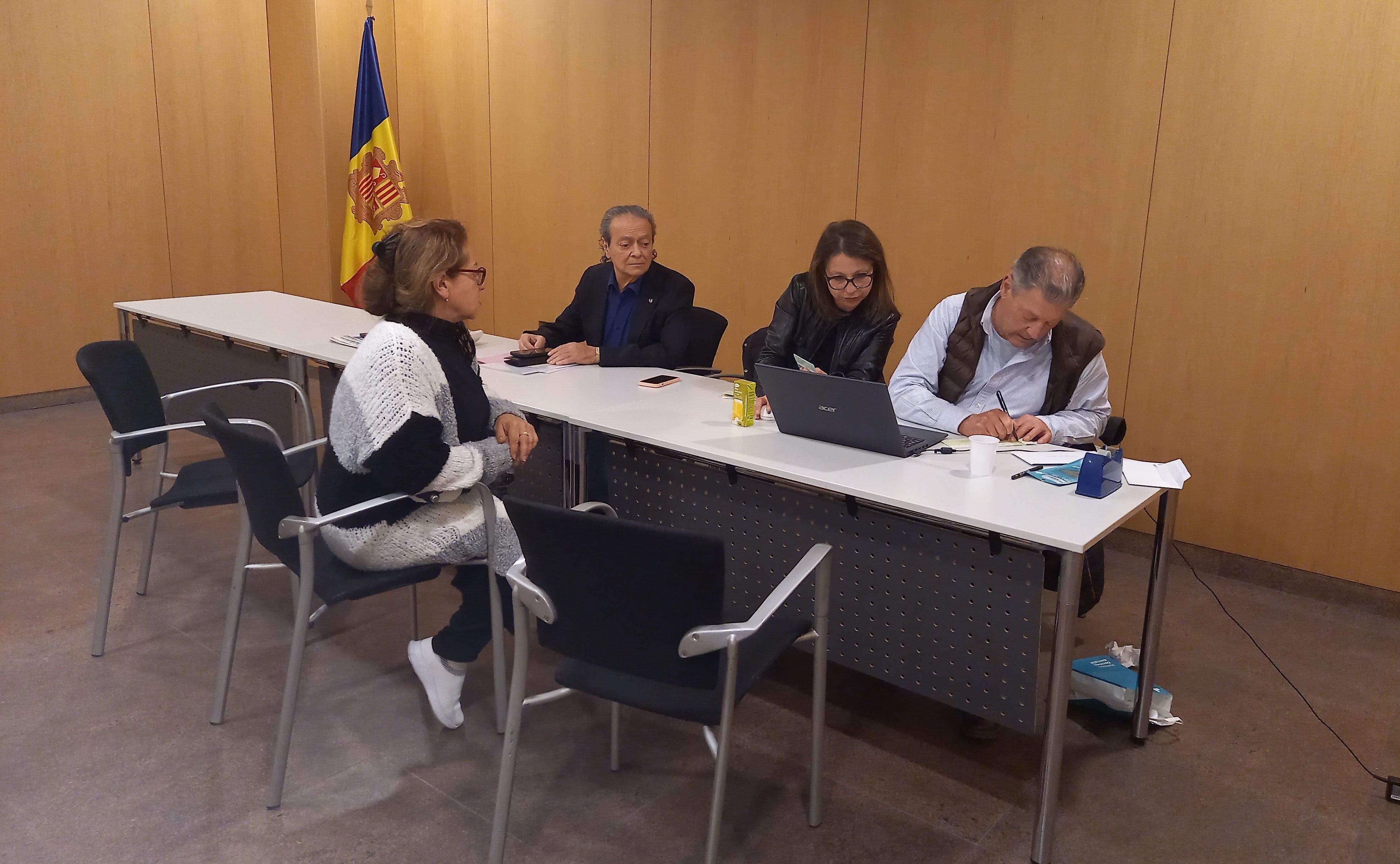 Una de les refugiades ucraïneses fa els tràmits per recollir el xec.