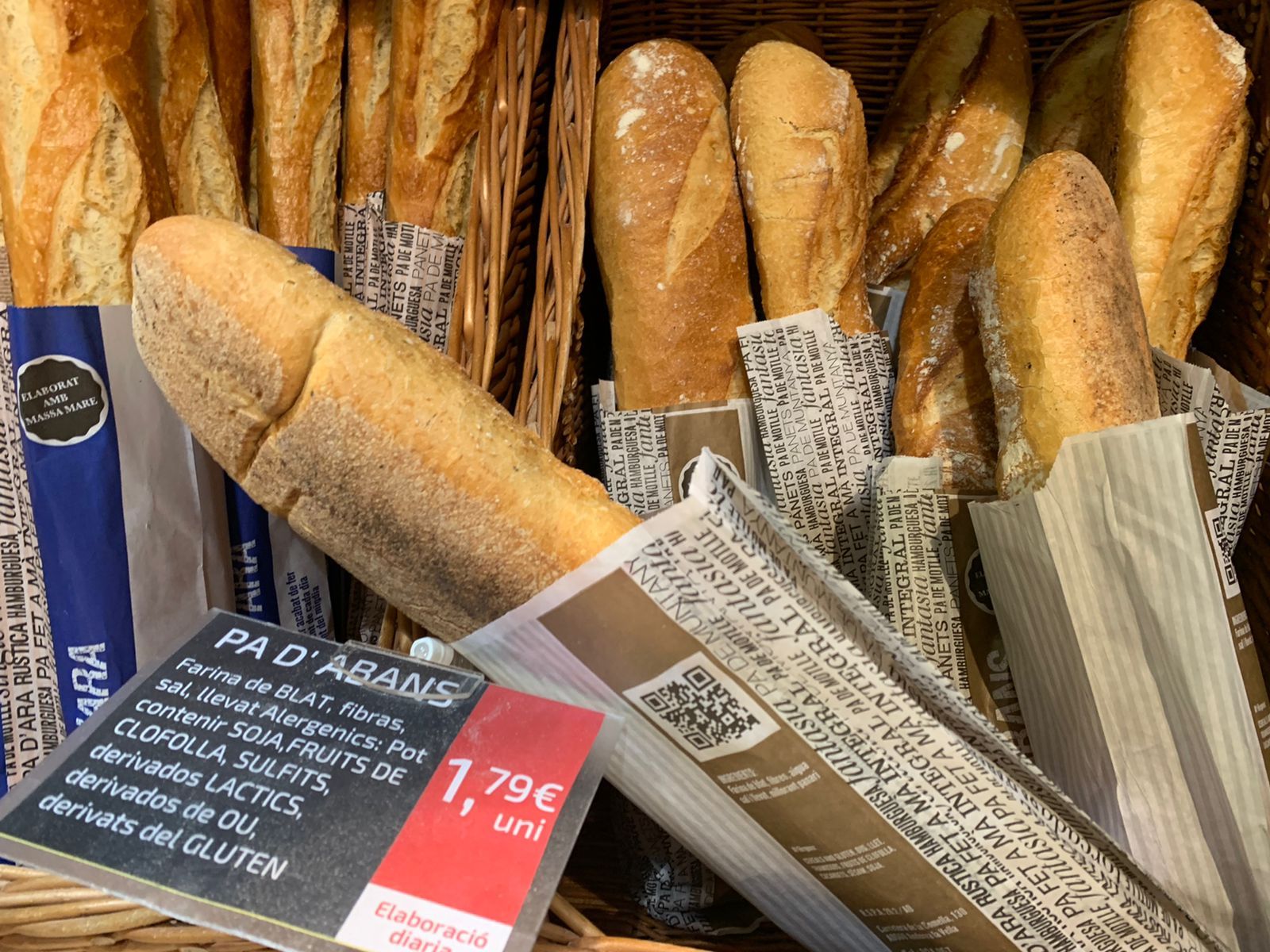 Barres de pa en un supermercat.