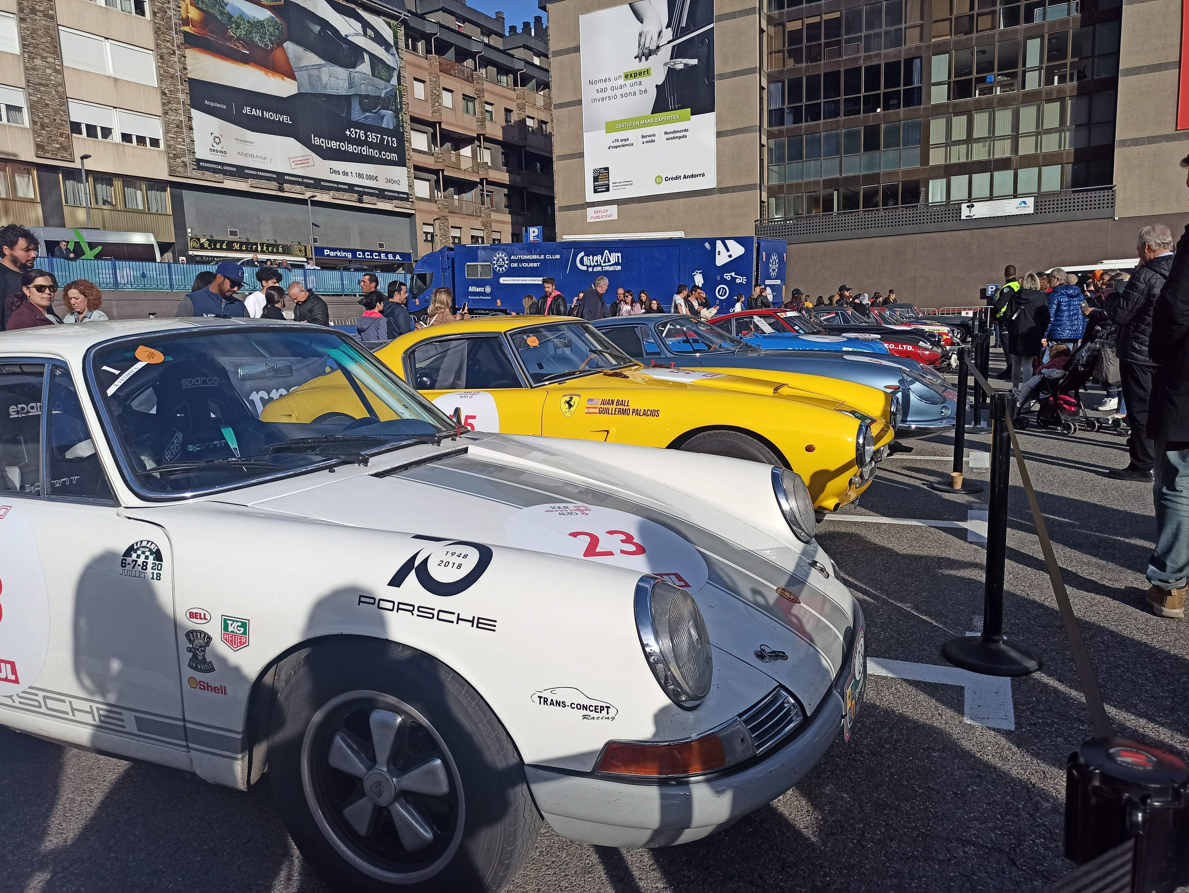 Vehicles a l'aparcament del Parc Central, a Andorra la Vella, pel Tour Auto.
