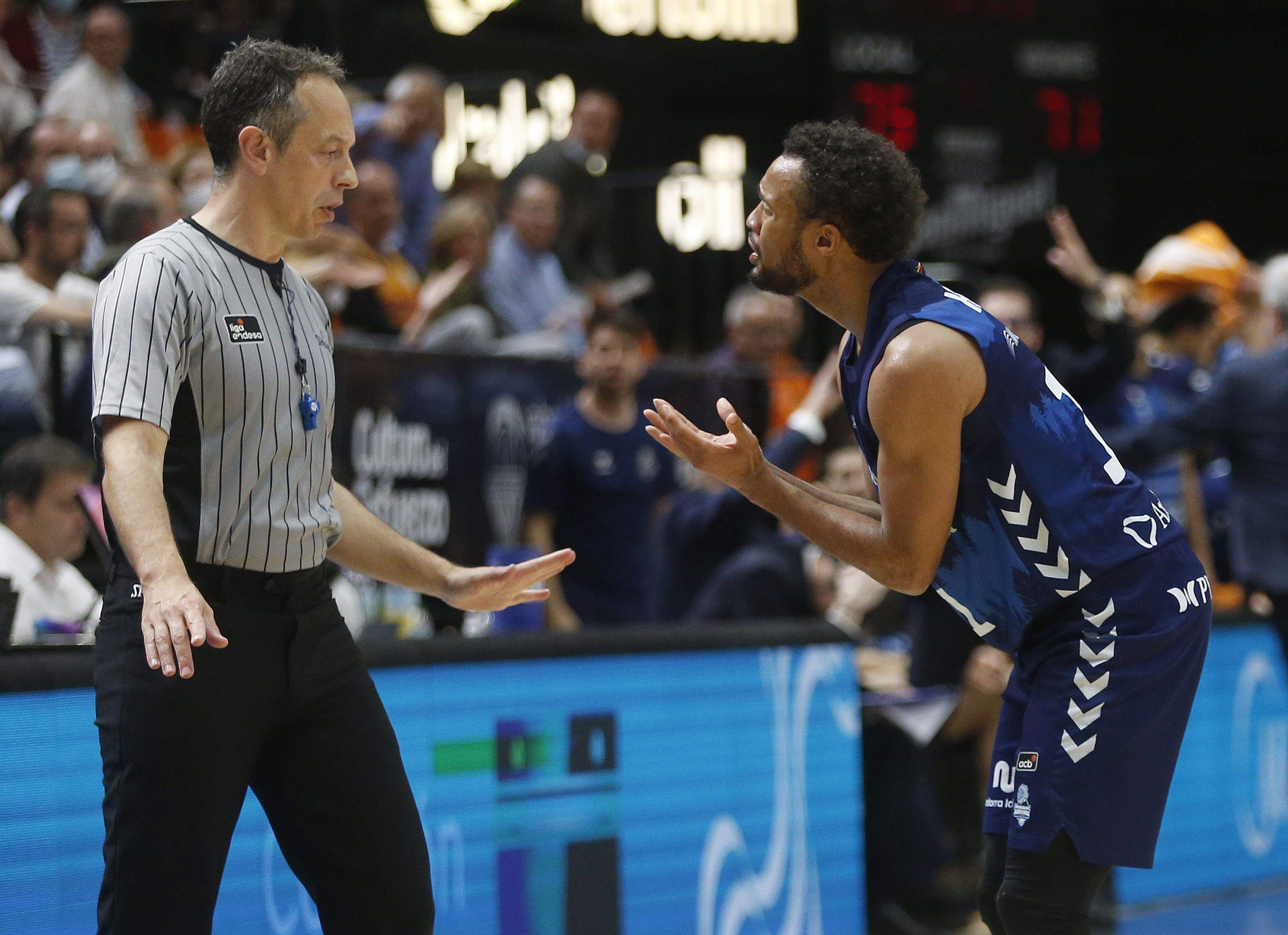 CLEVIN HANNAH ES QUEIXA A CARLOS CORTÉS, MOLT CRITICAT PEL MORABANC.