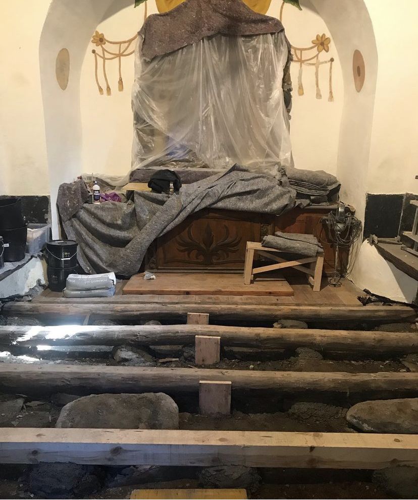 El soler de l'església s'ha canviat.