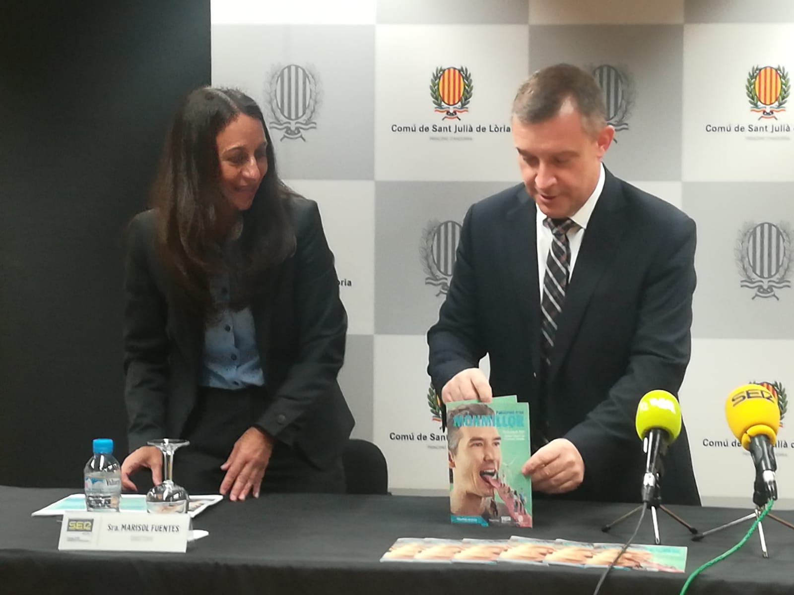 La directora de Ràdio Ser Principat d'Andorra, Marisol Fuentes; i el cònsol de Sant Julià, Josep Majoral abans de la presentació.