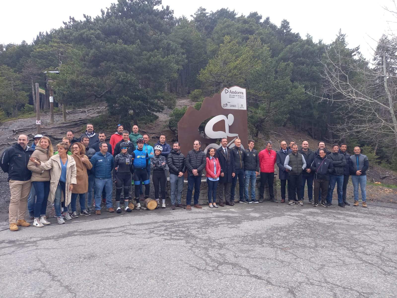 Foto de grup davant de l'escultura inaugurada aquest dilluns.