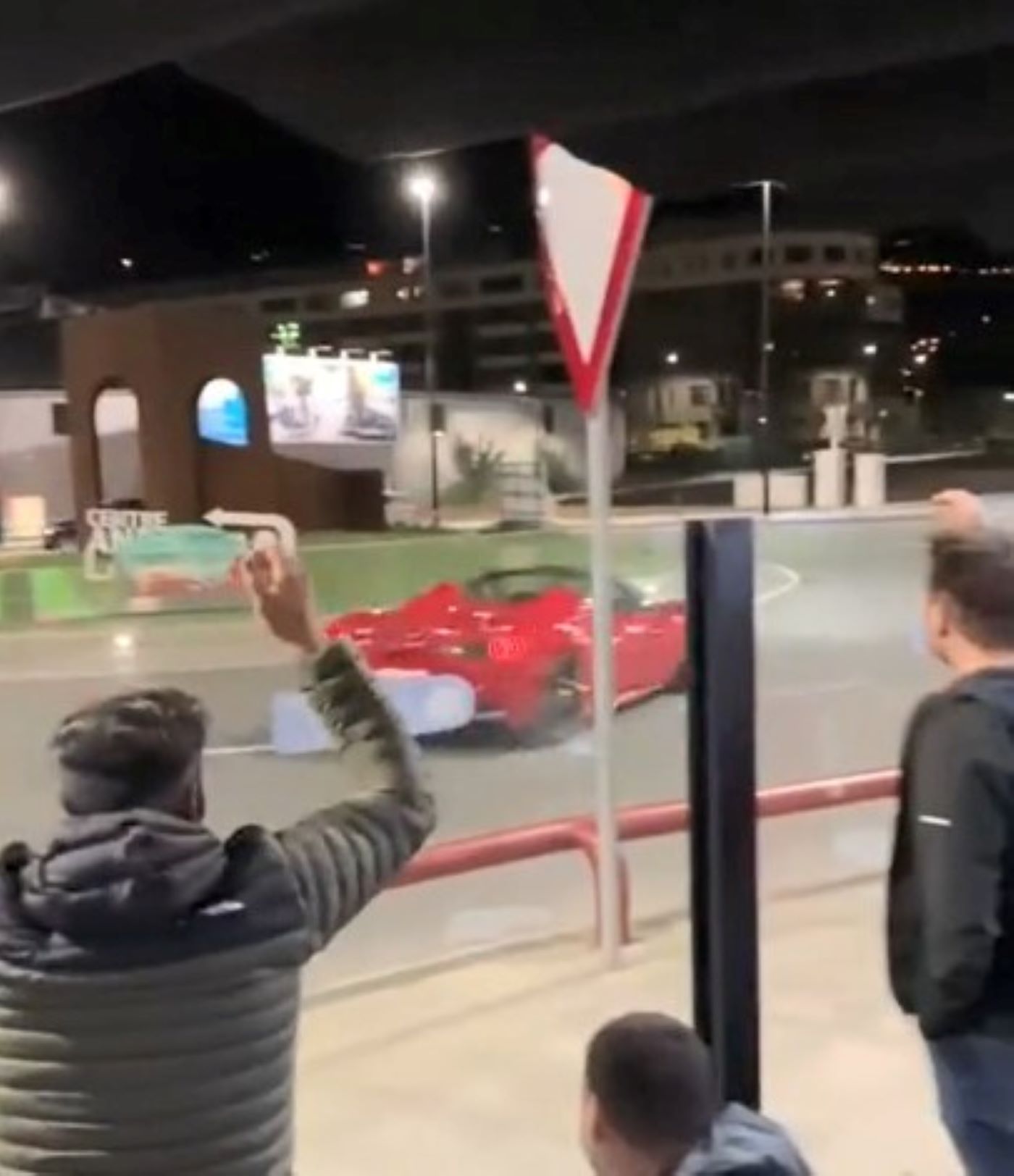 El Ferrari derrapant a la rotonda de Prada Casadet.