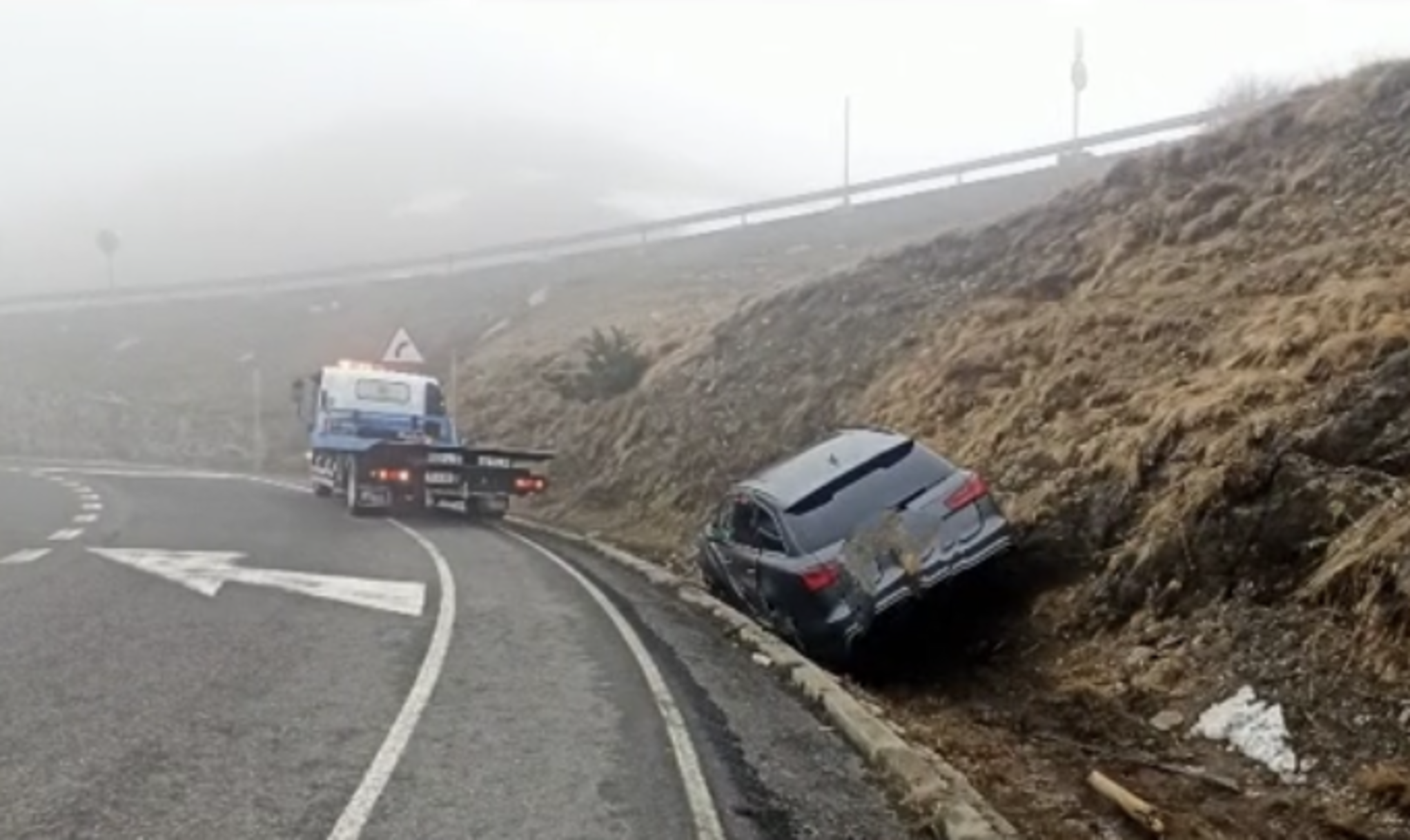 La grua preparant-se per carregar el vehicle.