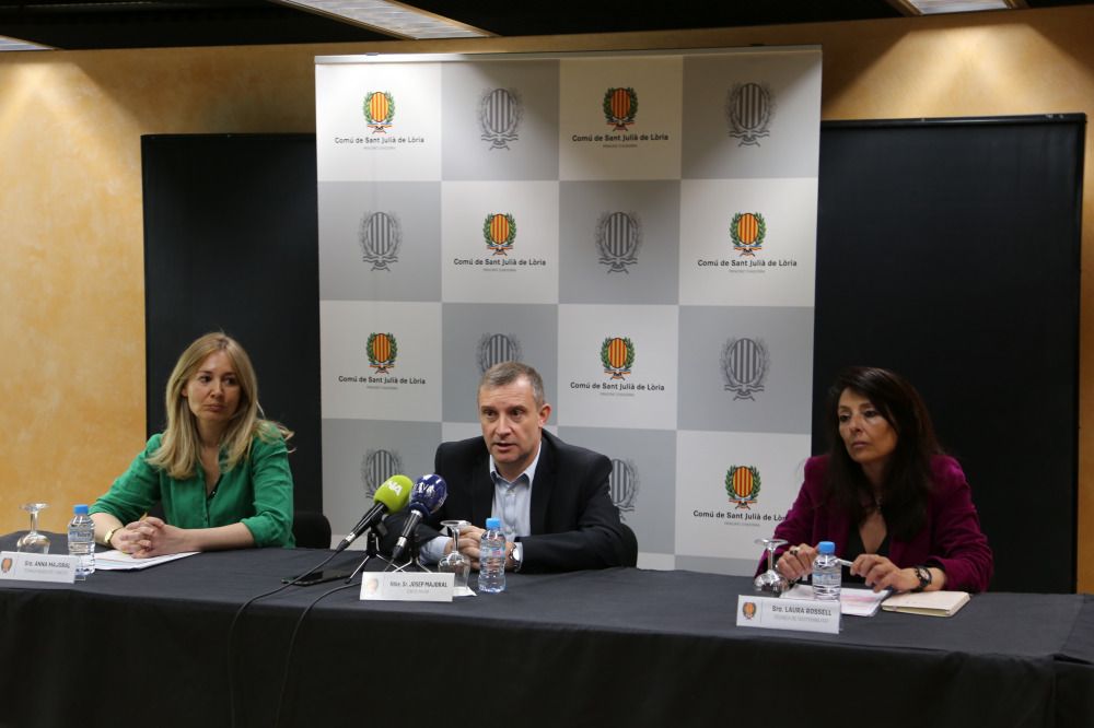 Les tècniques Anna Majoral i Laura Rossell, amb el cònsol major, Josep Majoral.