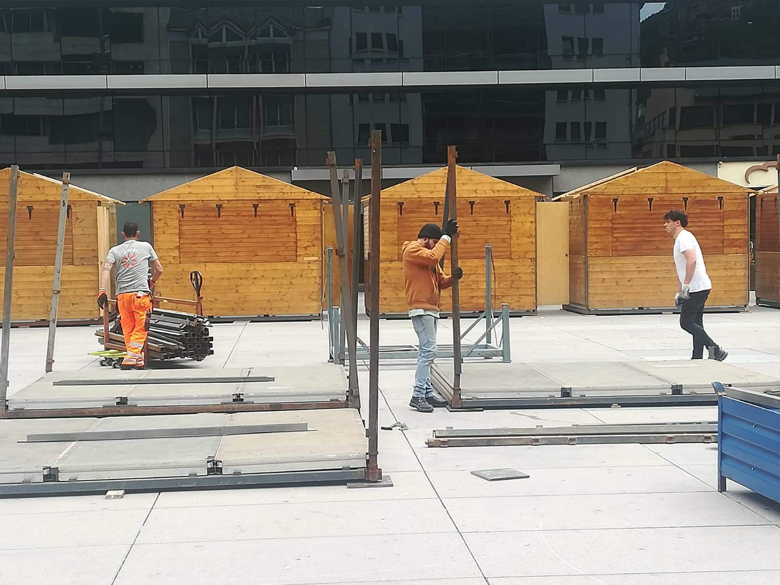 Muntatge de casetes, aquest dimarts a la plaça de la Germandat.