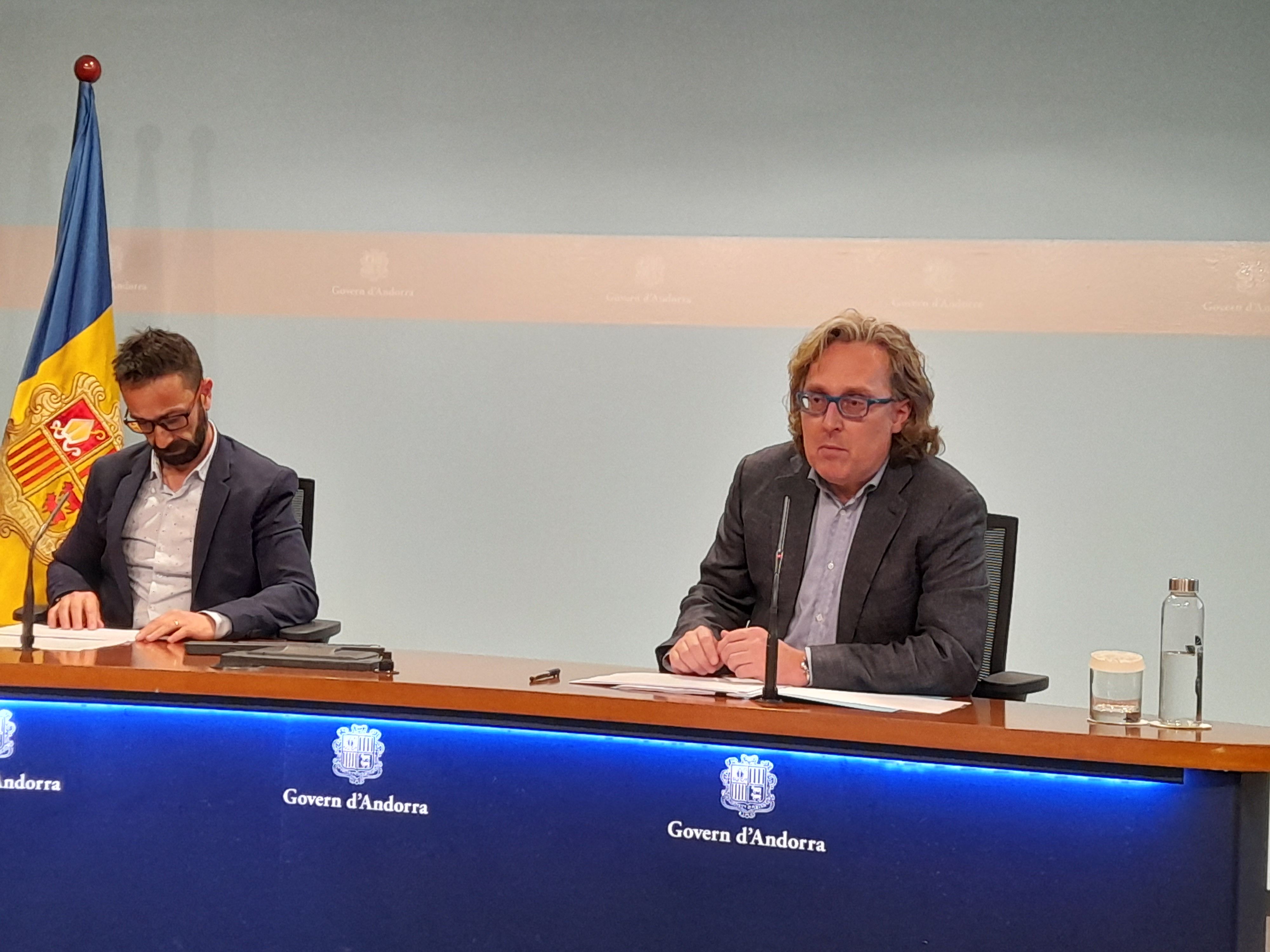 Josep Pujol i Àlex Cucurella en la presentació del reglament que defineix els establiments de restauració i oci nocturn.