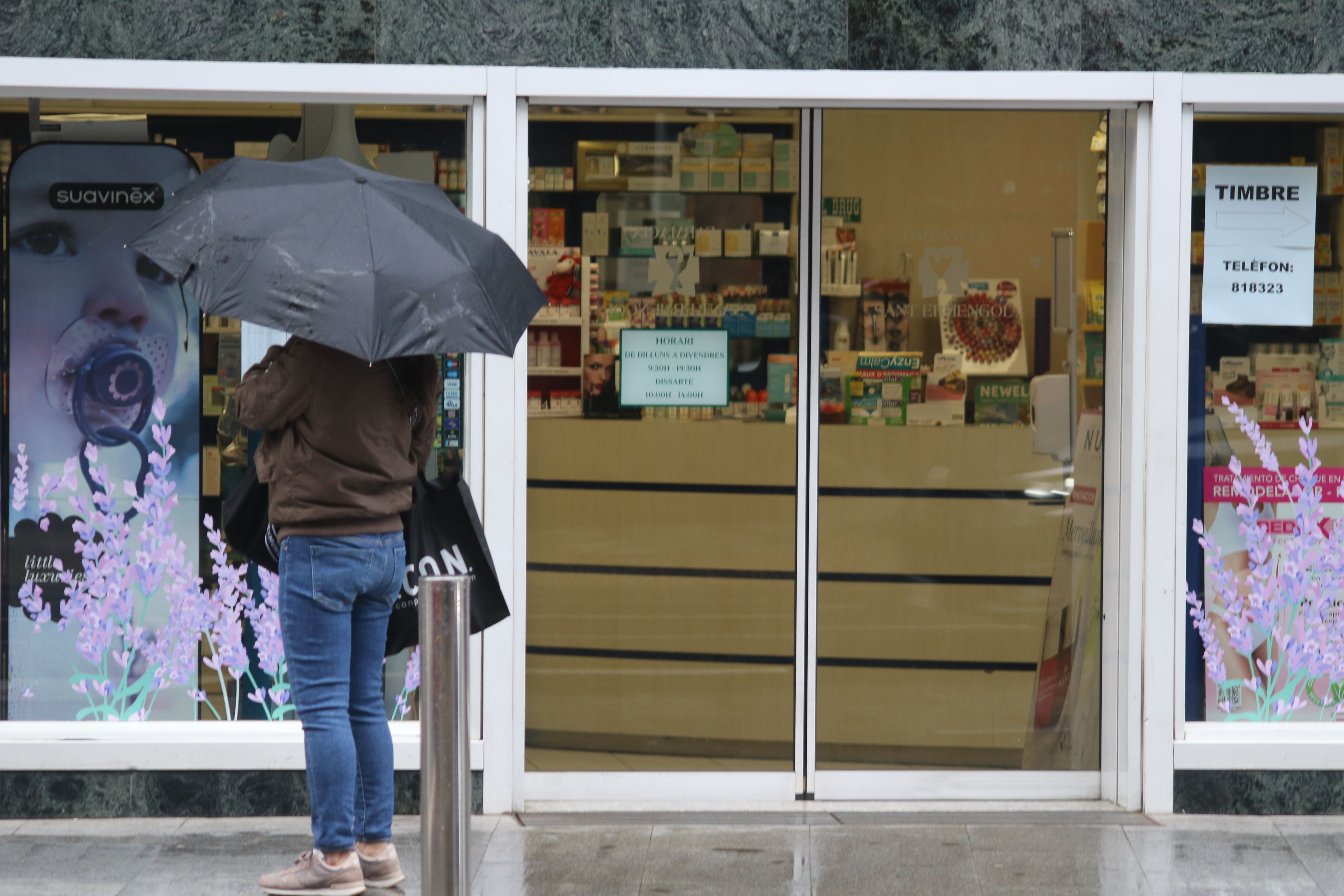 La porta d'entrada que s'ha forçat per entrar a la farmàcia.
