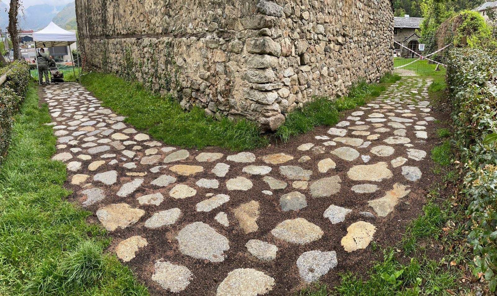 El caminet de pedra seca ja està gairebé enllestit.