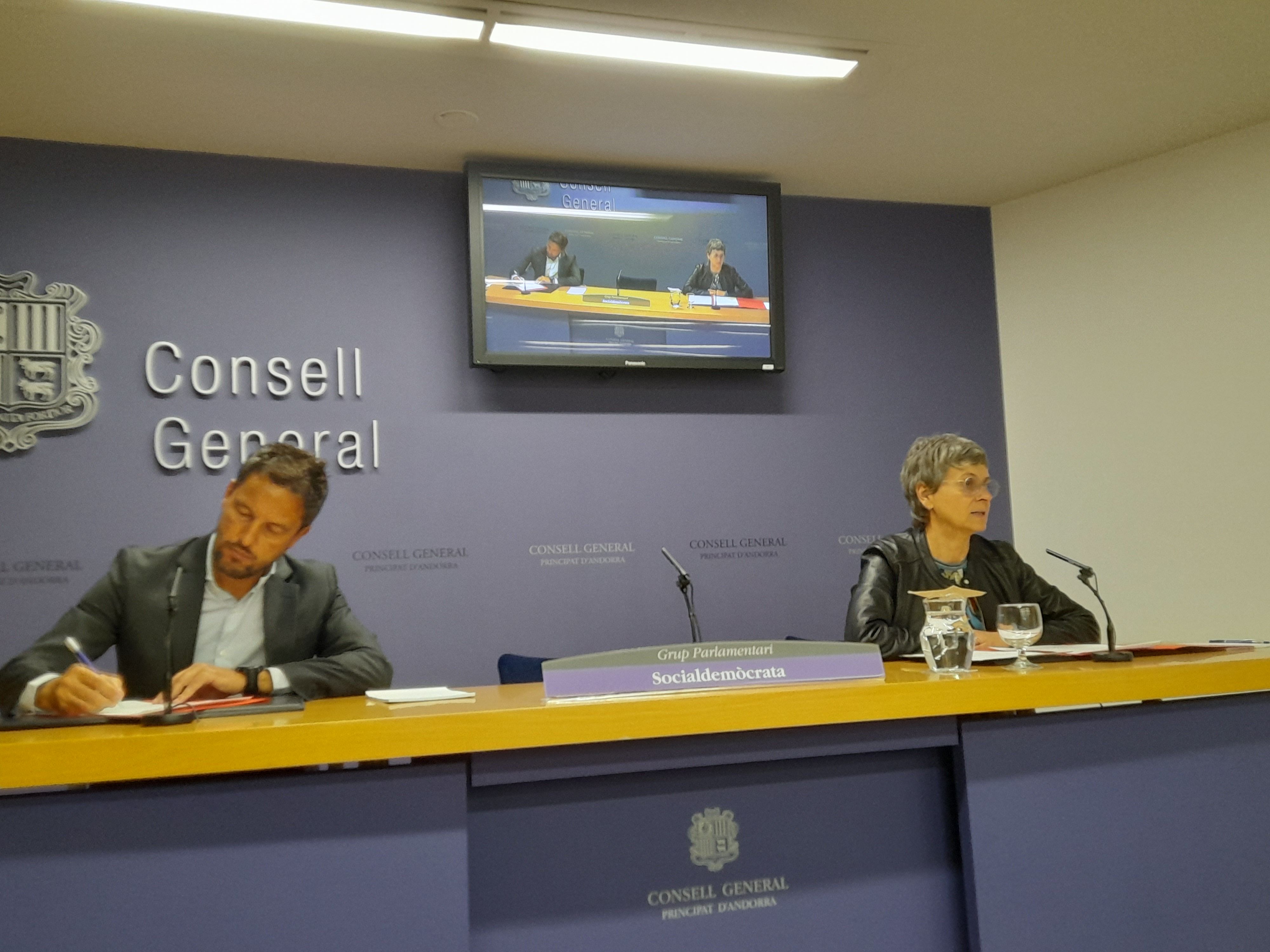 Pere López i Susanna Vela en la roda de premsa per reclamar la figura del tercer pagador.