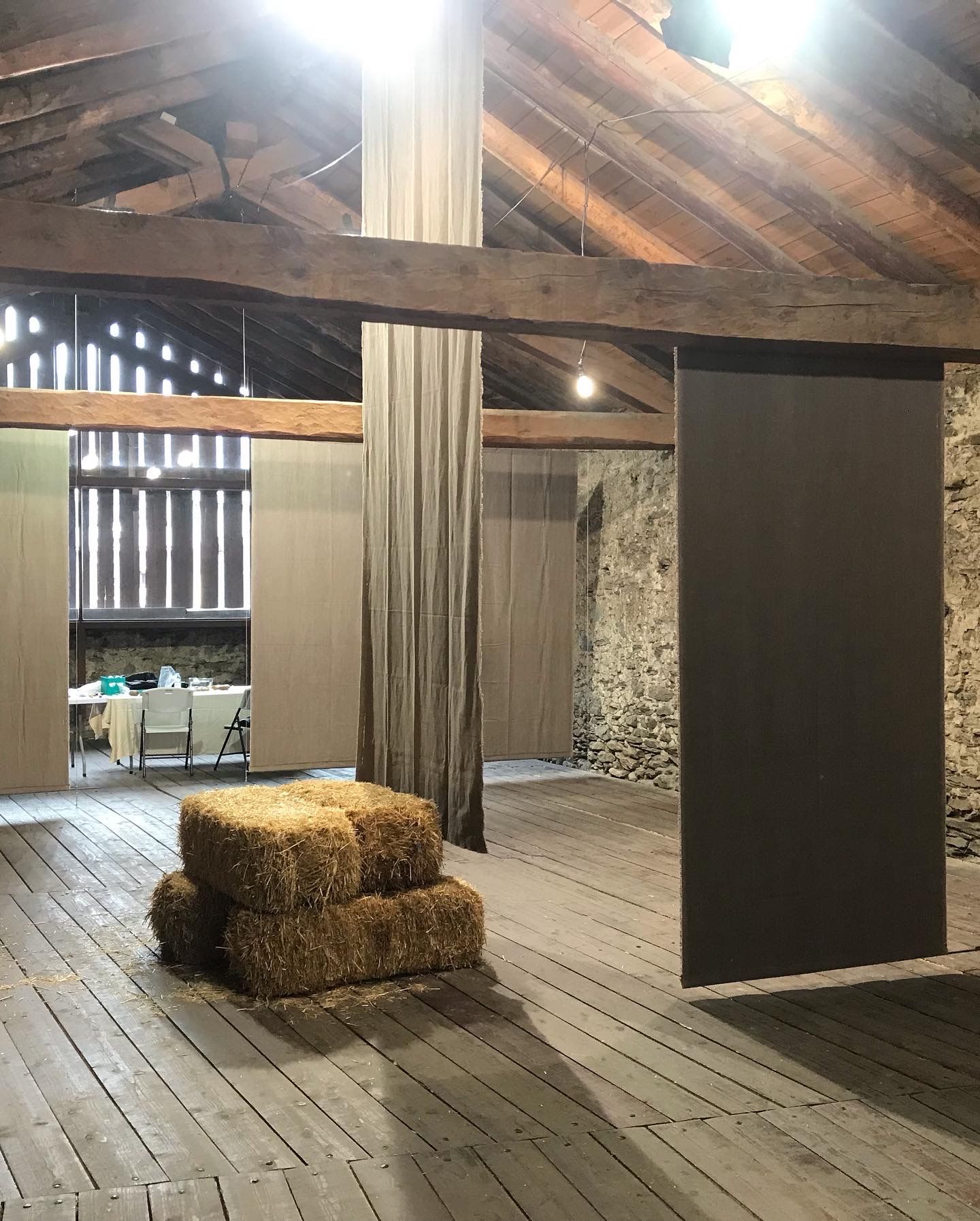 Un moment del muntatge de l'exposició 'Estris d'una època oblidada'.