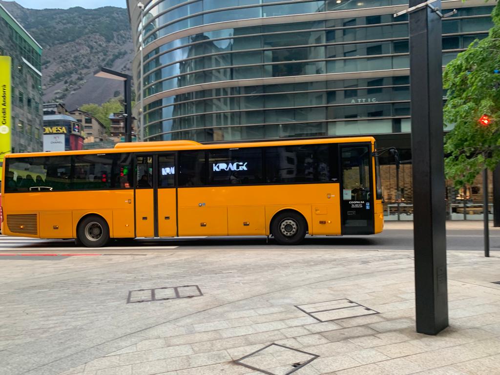Un bus aquesta tarda pel centre d'Andorra la Vella.