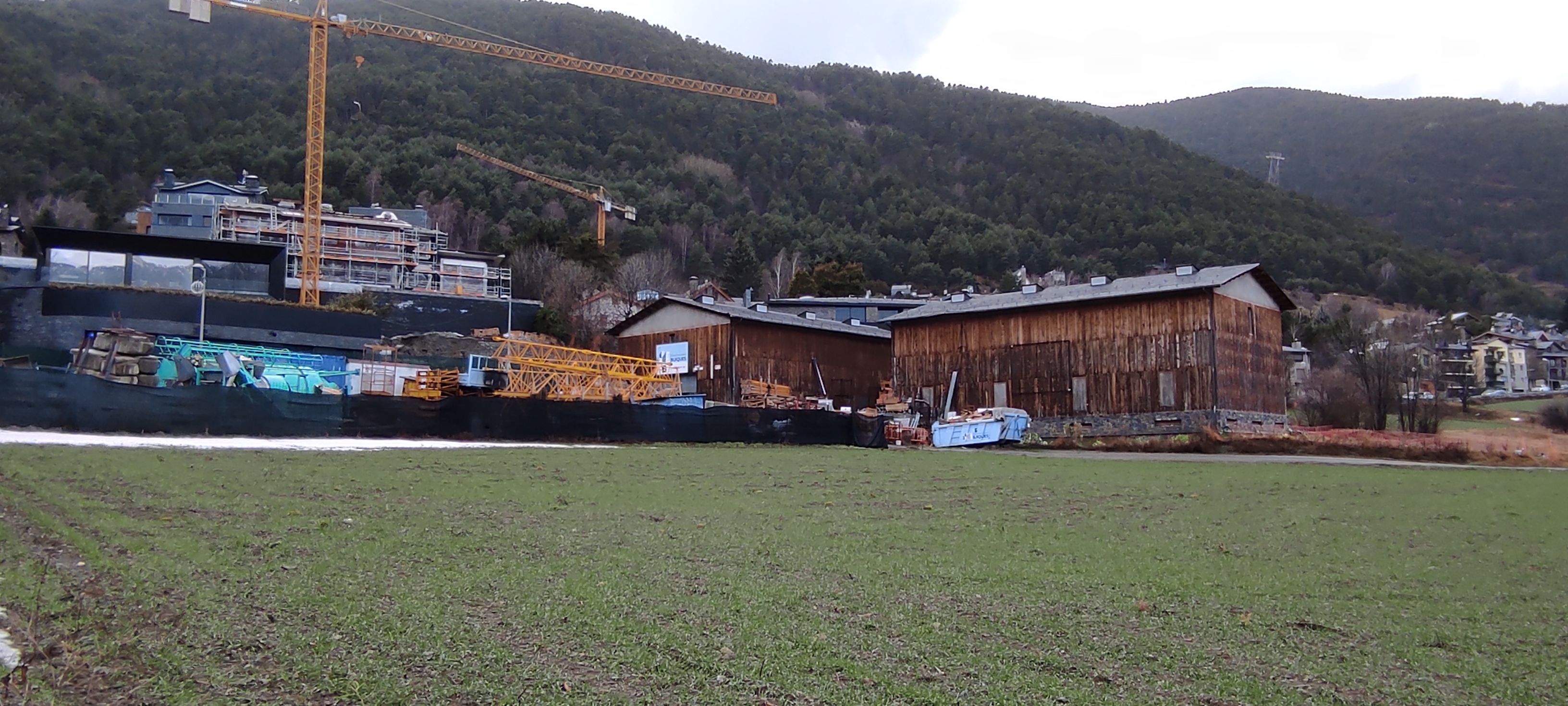 Edificacions properes a la zona boscosa d'Escàs Edificacions properes a la zona boscosa d'Escàs